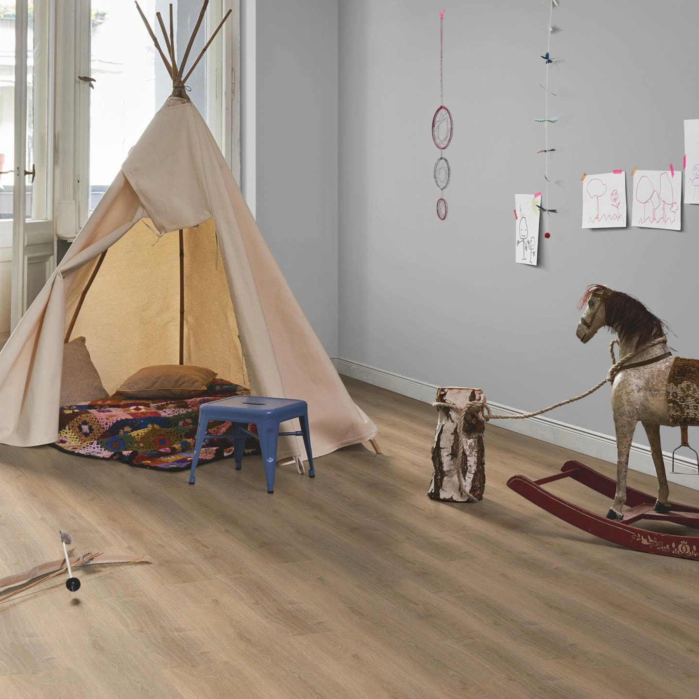 Milieubild Kinderzimmer in Stadtwohnung - Parador Klebe-Vinyl Basic 2.0 Eiche Royal hell gekälkt Milieubild Kinderzimmer in Stadtwohnung - Parador 1730780