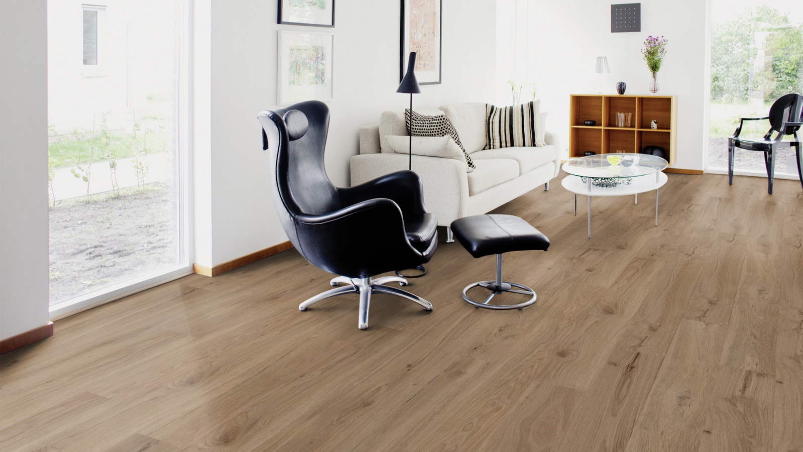 Milieubild Wohnzimmer mit Sessel und bodentiefem Fenster - Wicanders Wise 80003661