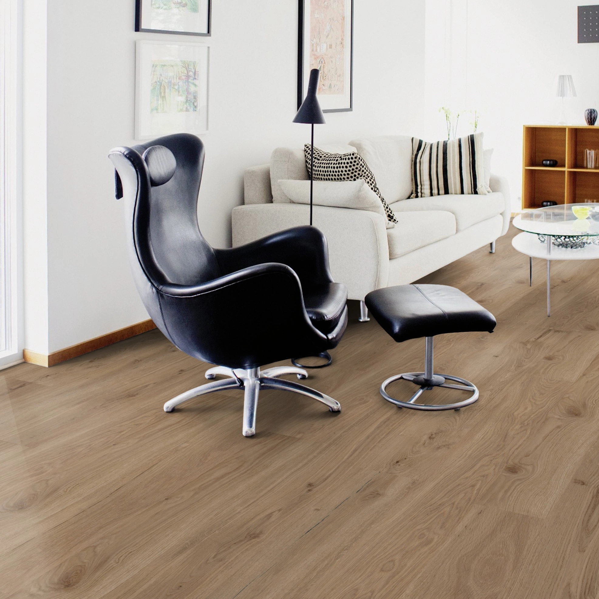 Milieubild Wohnzimmer mit Sessel und bodentiefem Fenster - Wicanders Wise HDF Klick-Designboden wood Natural XL Dakota Oak Milieubild Wohnzimmer mit Sessel und bodentiefem Fenster - Wicanders Wise 80003661