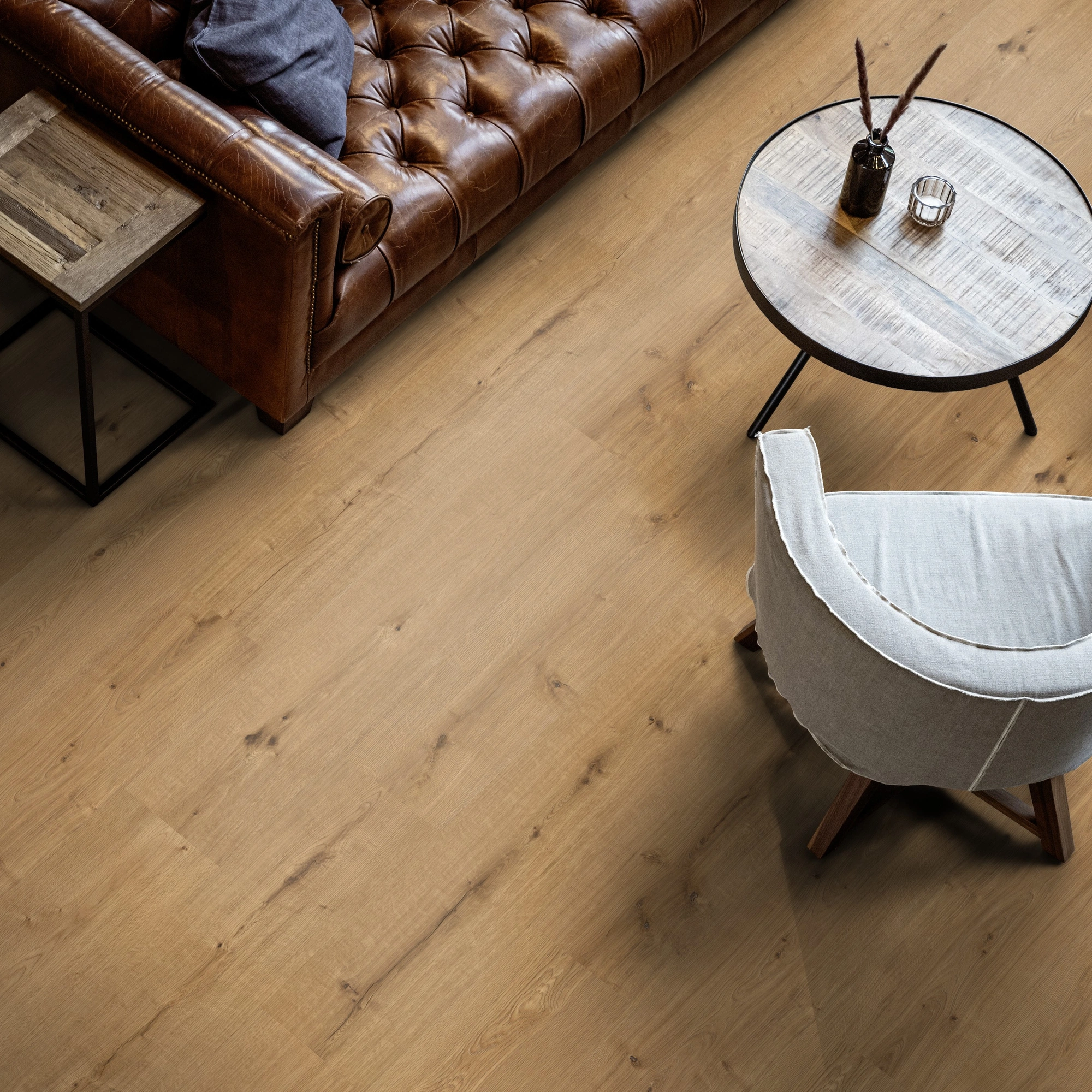 Milieubild Wohnzimmer mit Ledersofa - Blick von oben - ter Hürne Klebe-Designboden Avatara Pro Classic Edition Eiche Askella Milieubild Wohnzimmer mit Ledersofa - Blick von oben - ter Hürne 1101270109