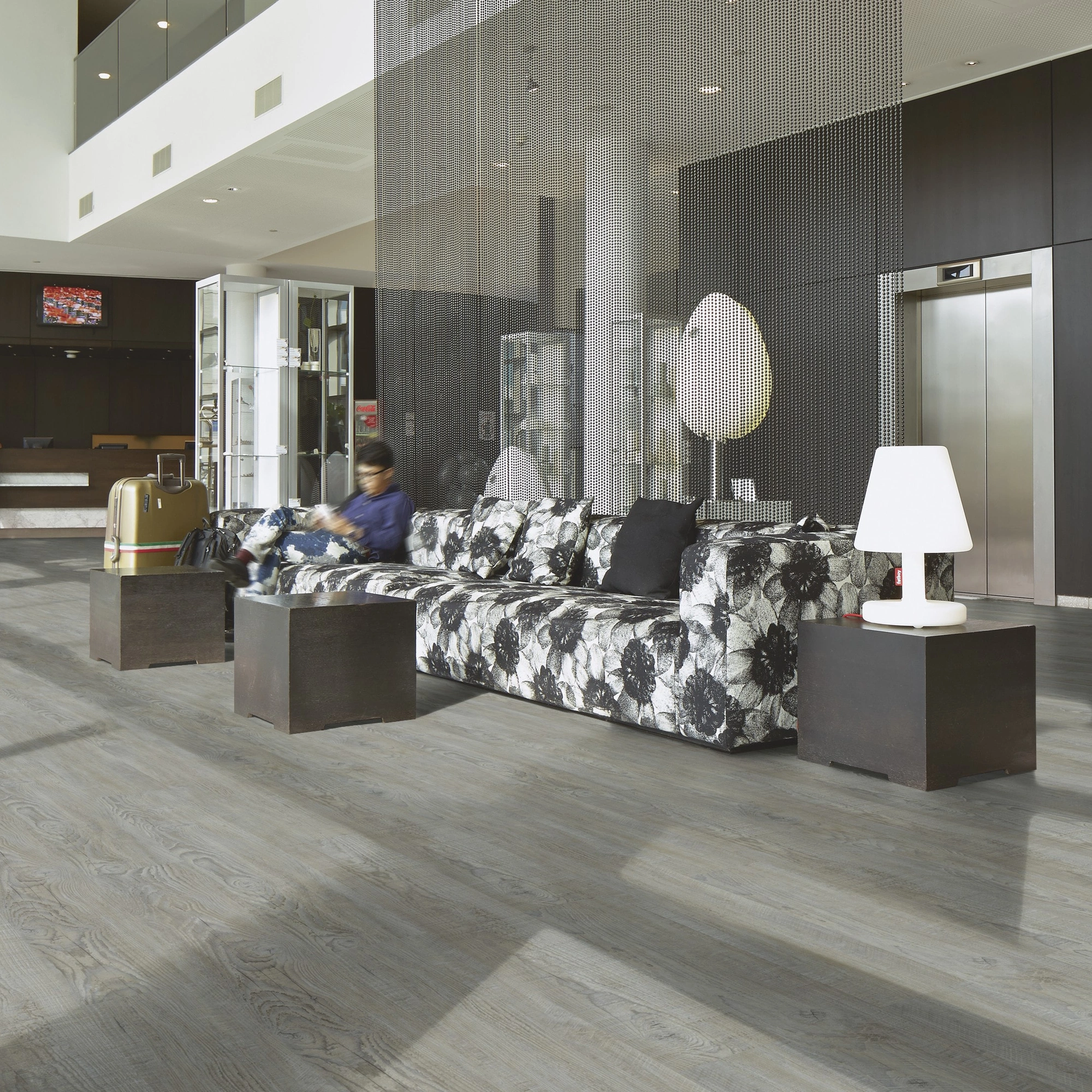 Milieubild Hotellobby mit Rezeption - Forbo Flooring Klebe-Vinyl Enduro Dryback Wood Steamed Pine Milieubild Hotellobby mit Rezeption - Forbo Flooring 217636