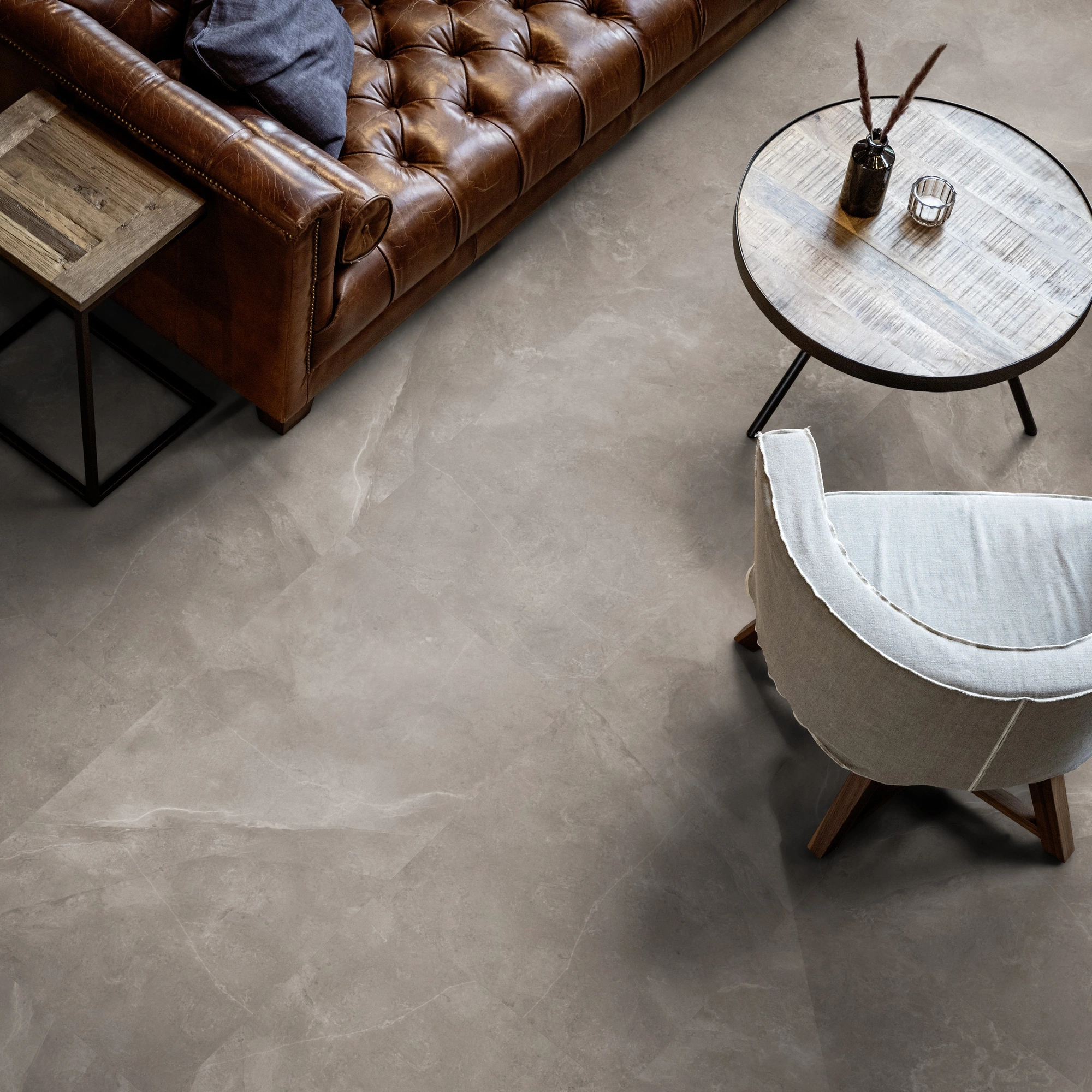 Milieubild Wohnzimmer mit Ledersofa - Blick von oben - ter Hürne Klebe-Designboden Avatara Pro Stone Edition Stein Dia Milieubild Wohnzimmer mit Ledersofa - Blick von oben - ter Hürne 1101270304