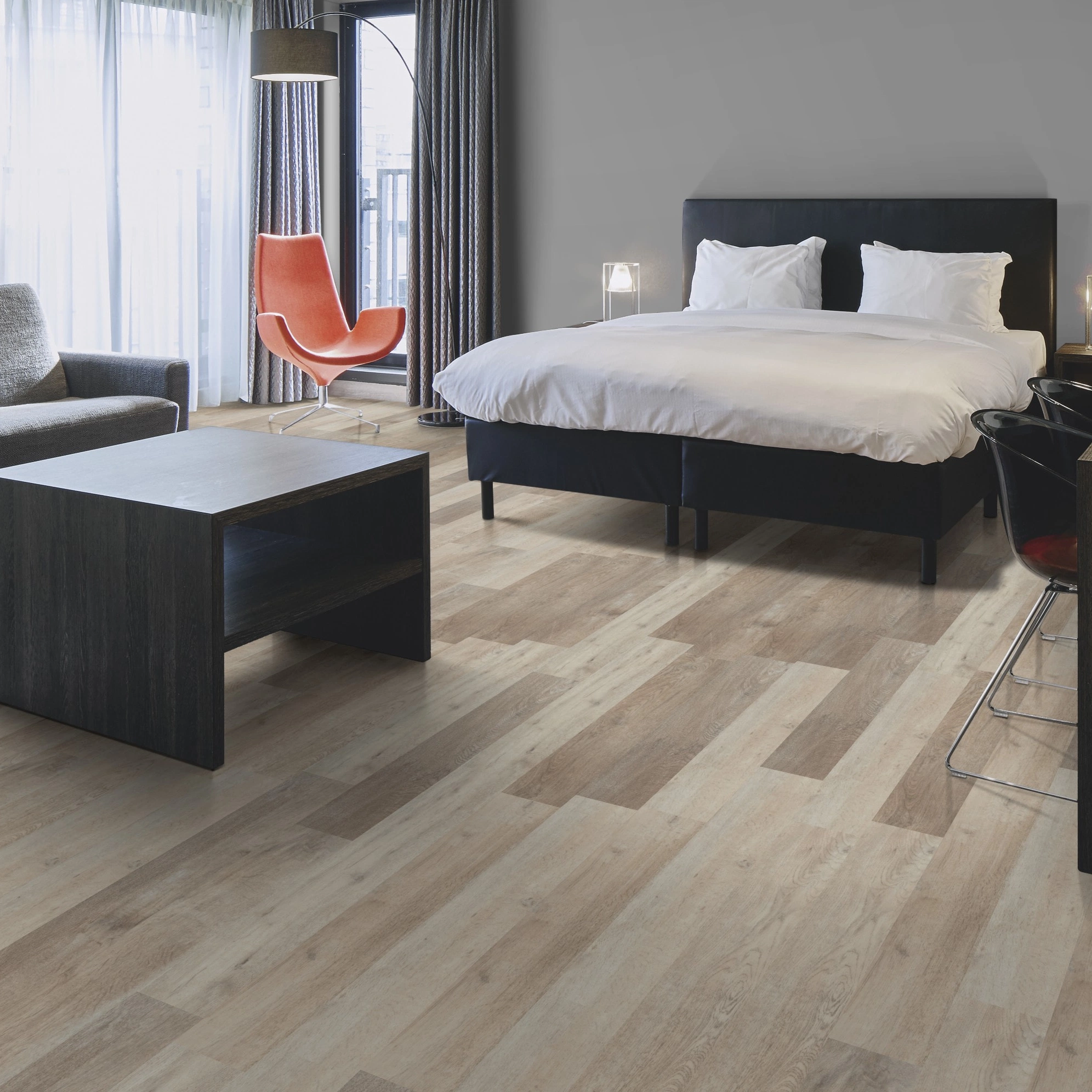 Milieubild Hotelzimmer mit Kingsize-Bett - Forbo Flooring Klebe-Vinyl Allura Dryback 0.55 Wood White Autumn Oak Milieubild Hotelzimmer mit Kingsize-Bett - Forbo Flooring 220169