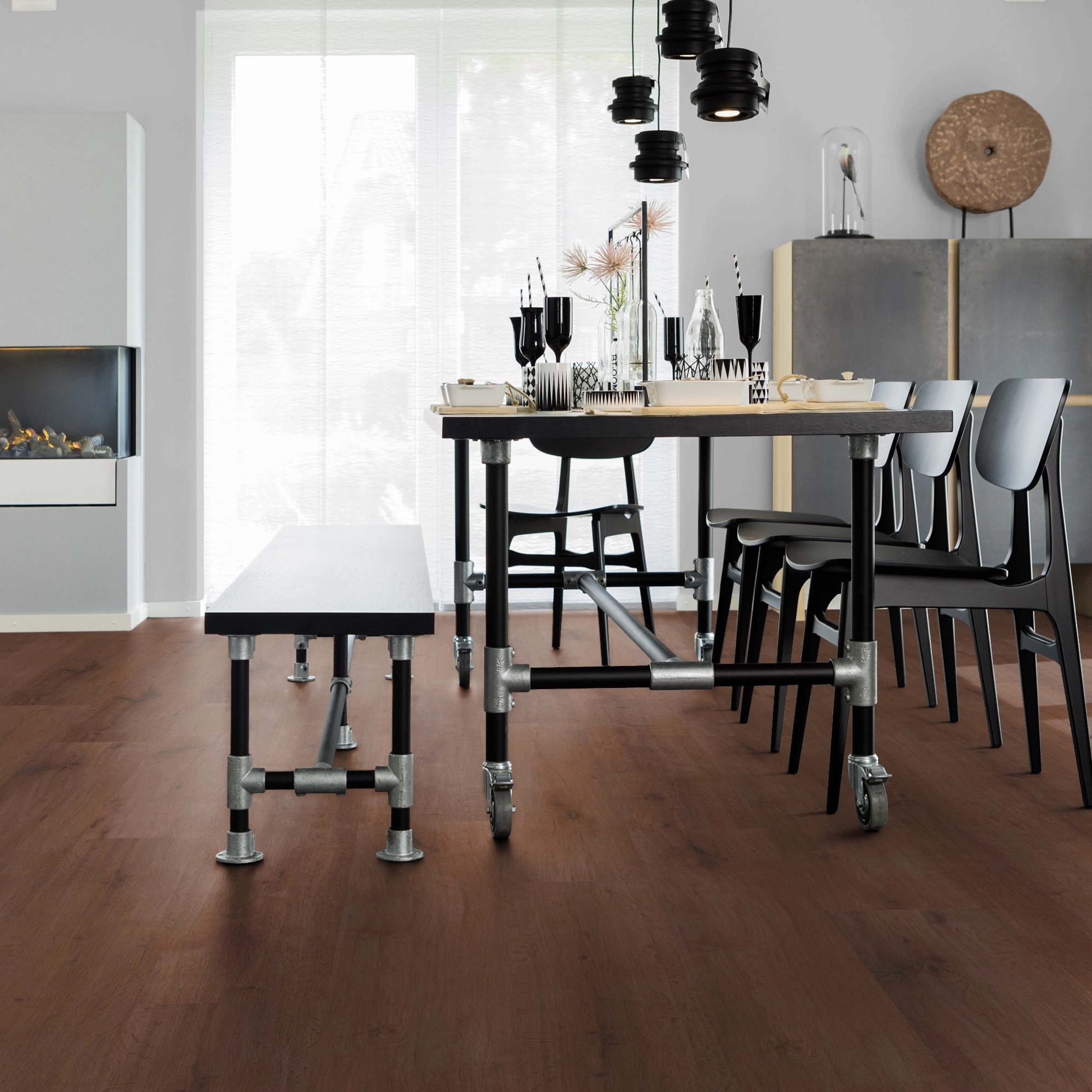 Milieubild Esszimmer mit Kamin - wineo Klebe-Bioboden PURLINE wineo 1000 wood XL Rustic Oak Coffee Milieubild Esszimmer mit Kamin - wineo PL316R