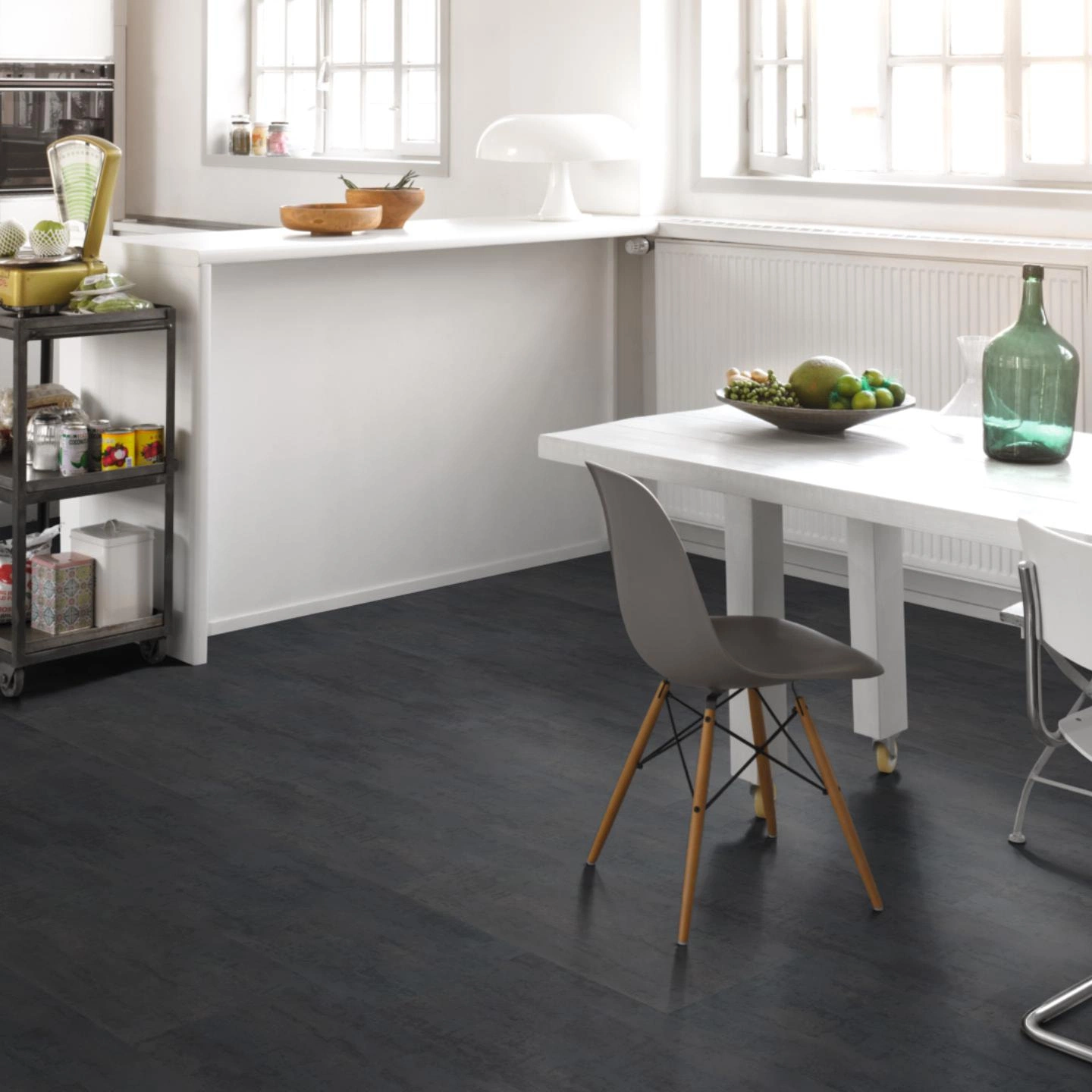 Milieubild Küche mit Essbereich - Parador Laminat Trendtime 5 Rohstahl Milieubild Küche mit Essbereich - Parador 1743600