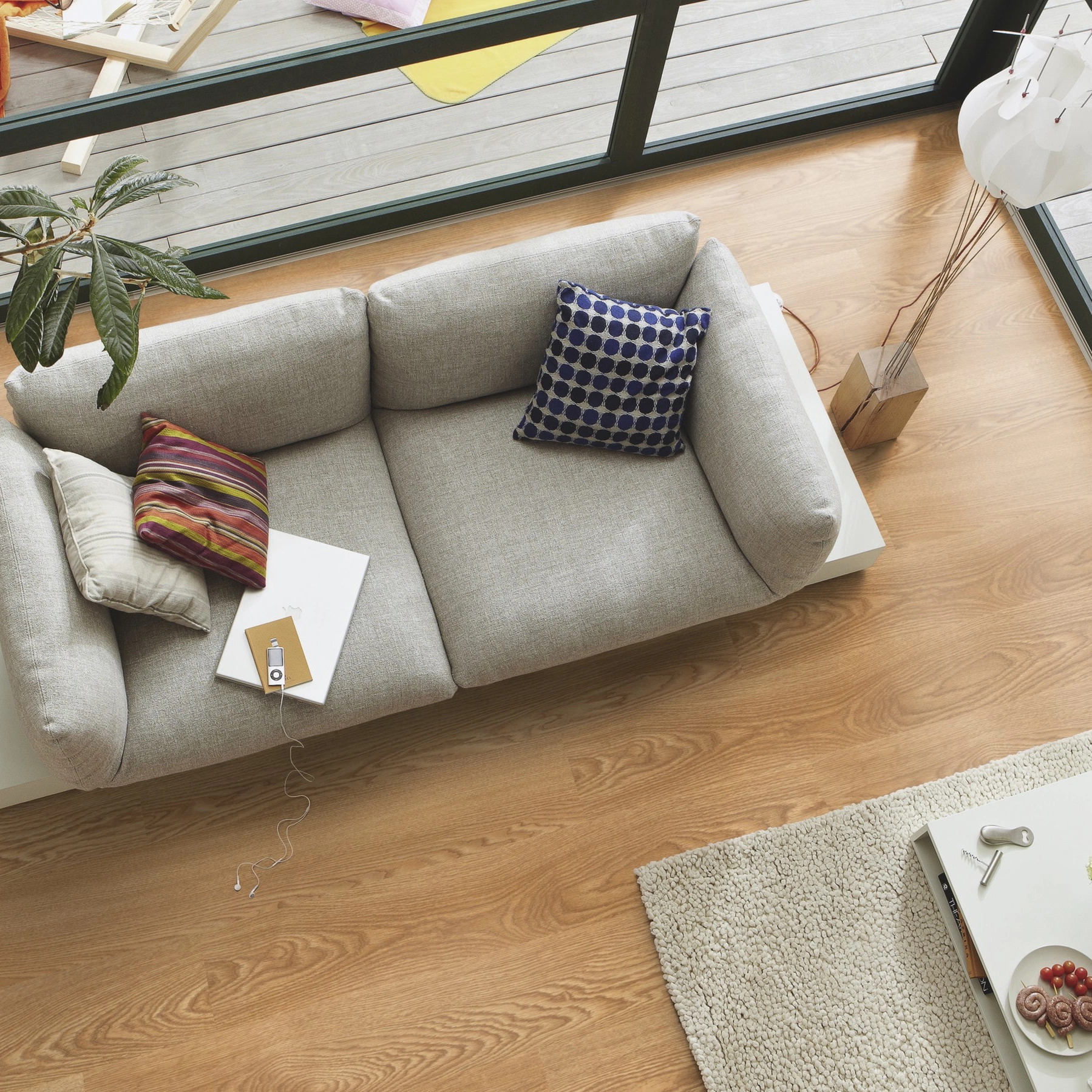 Milieubild Wohnzimmer im Wintergarten - Blick von oben - MEISTER Laminat LC 150 Eiche Milieubild Wohnzimmer im Wintergarten - Blick von oben - MEISTER 600014-1288198-06443