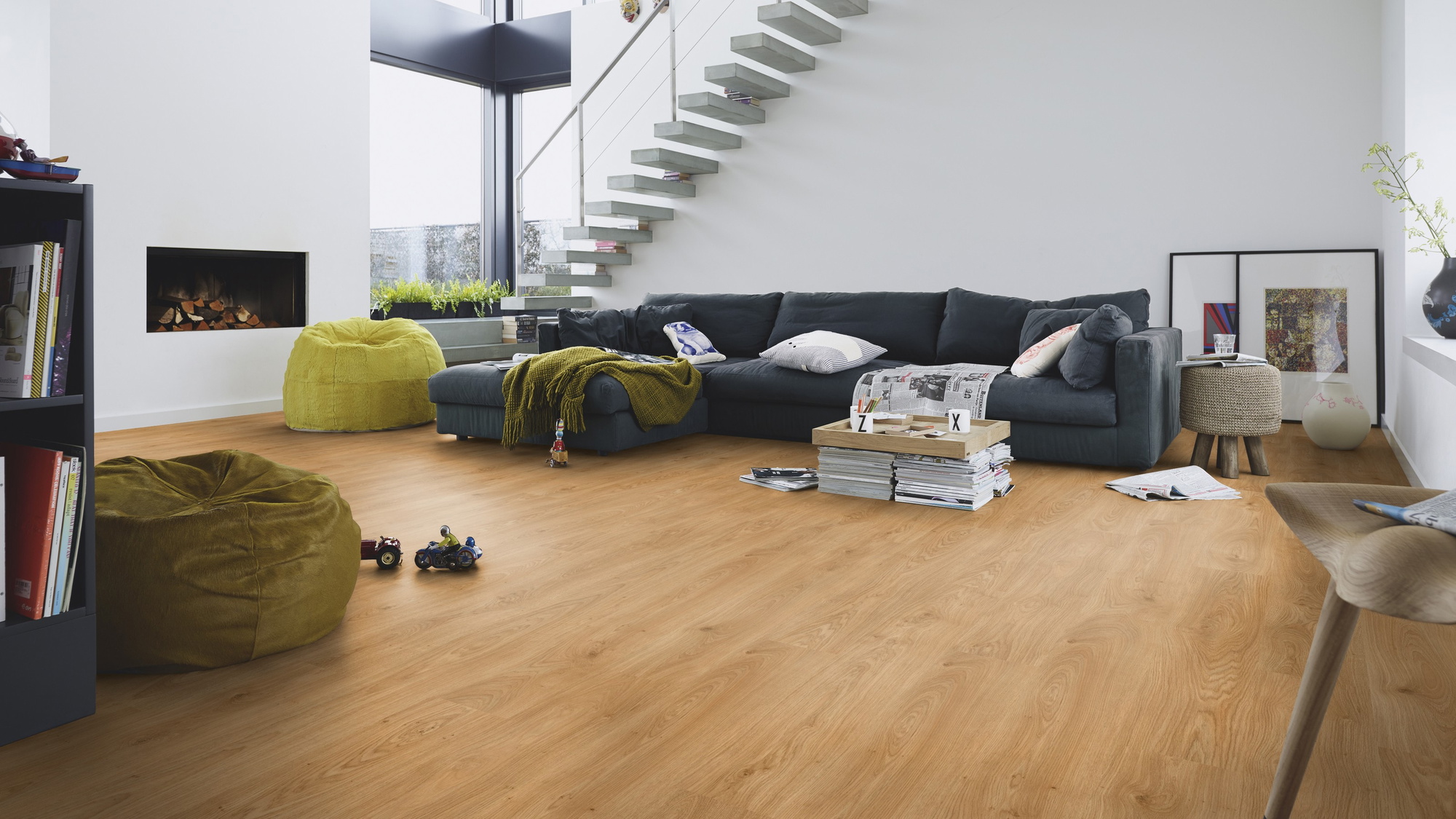 Milieubild Modernes Wohnzimmer mit Kamin - MEISTER Laminat LC 150 Ufereiche honig Milieubild Modernes Wohnzimmer mit Kamin - MEISTER 600014-1288198-07127