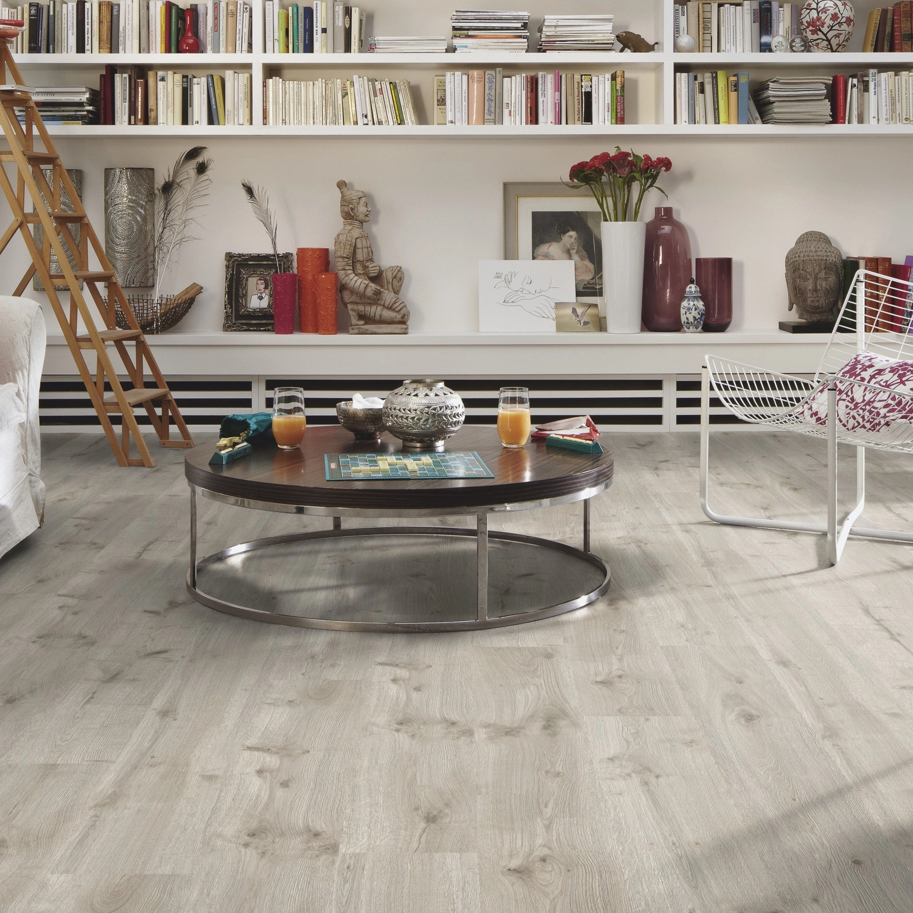 Milieubild Wohnzimmer mit großem Bücherregal - MEISTER Laminat LC 55 White Oak Milieubild Wohnzimmer mit großem Bücherregal - MEISTER 600012-1288198-06670