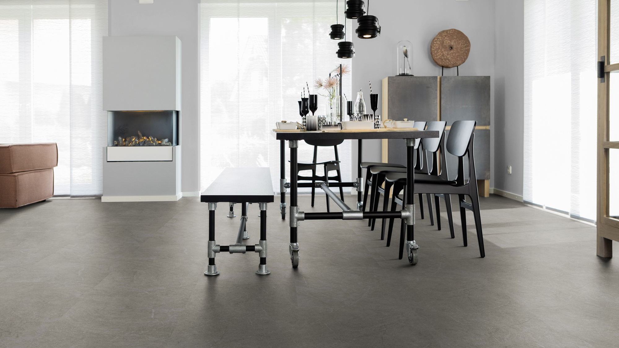Milieubild Esszimmer mit Kamin - wineo Klebe-Bioboden PURLINE wineo 1500 stone XL Serene Marble Dark Milieubild Esszimmer mit Kamin - wineo PL15411SXL