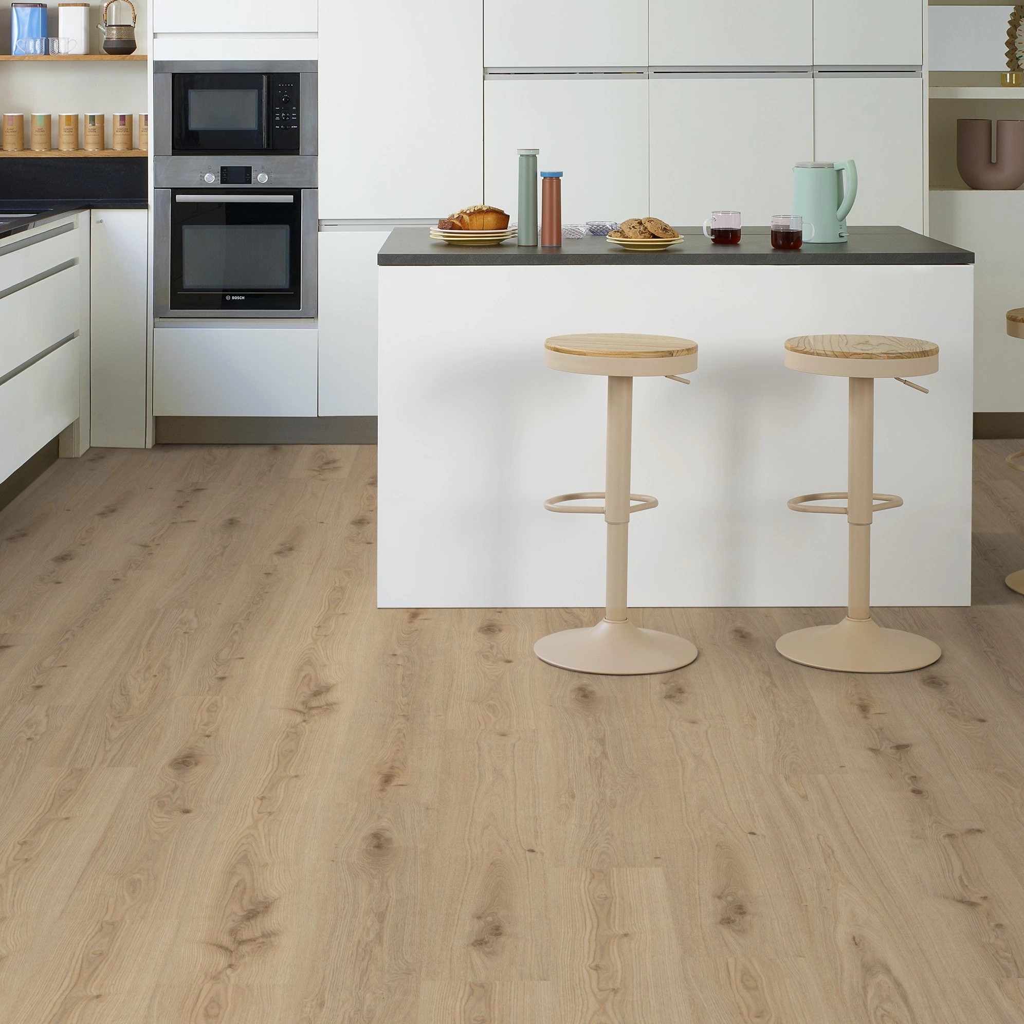 Milieubild Moderne Küche mit Küchenblock - Tarkett Rigid Klick-Vinyl Essence Rigid 30 Primary Oak Natural Milieubild Moderne Küche mit Küchenblock - Tarkett 260032004