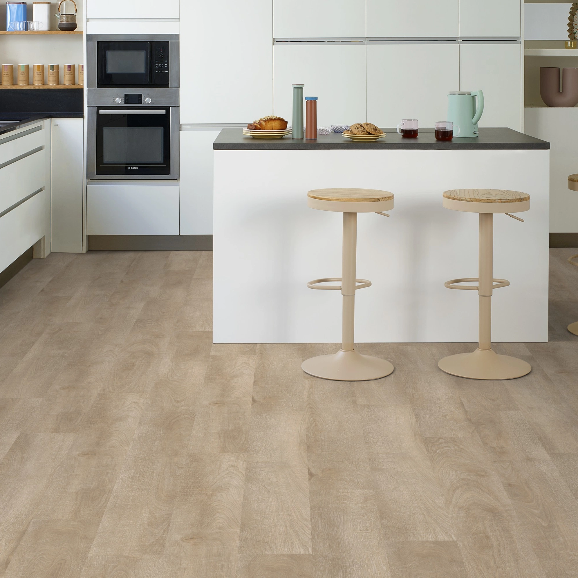 Milieubild Moderne Küche mit Küchenblock - Tarkett Klebe-Vinyl iD Inspiration 30 CLASSICS Antik Oak Beige Milieubild Moderne Küche mit Küchenblock - Tarkett 24524007