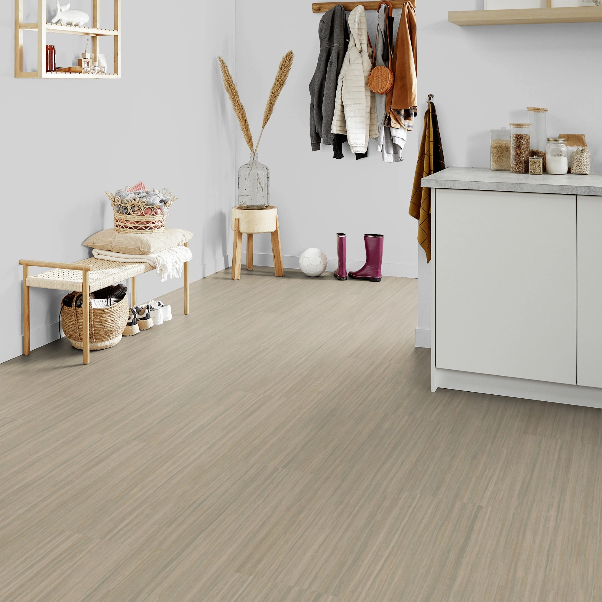 Milieubild Kompakte Küchenzeile im offenen Wohnbereich - Forbo Flooring Marmoleum Modular Linear Bleached Gold Milieubild Kompakte Küchenzeile im offenen Wohnbereich - Forbo Flooring 253741