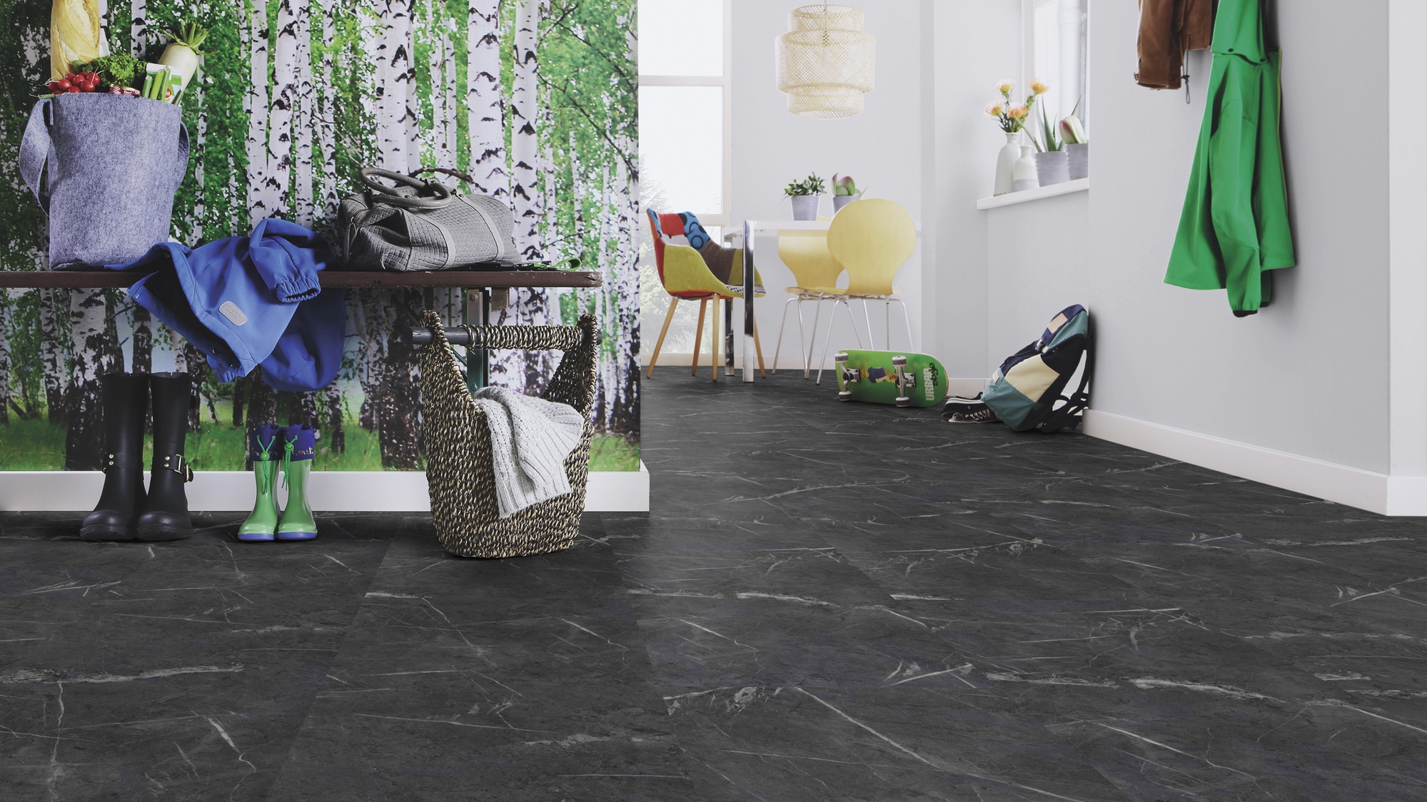 Milieubild Esszimmer mit Flur und Sitzbank - wineo Klebe-Bioboden PURLINE wineo 1500 stone XL Metropolitan Marble Dark Milieubild Esszimmer mit Flur und Sitzbank - wineo PL15402SXL
