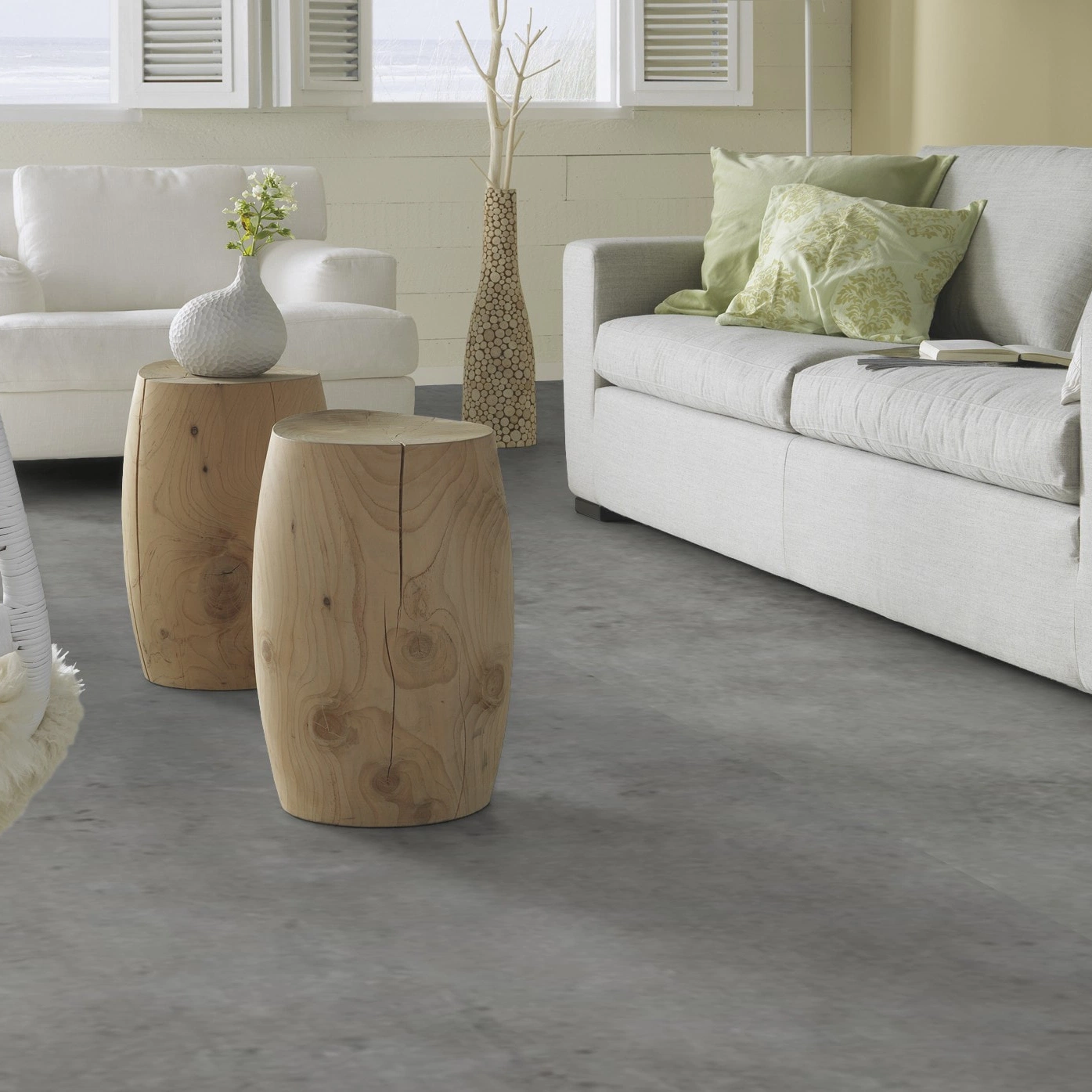 Milieubild Modernes, freundliches Wohnzimmer mit Sofa - Forbo Flooring Klebe-Vinyl Enduro Dryback Material Mid Concrete Milieubild Modernes, freundliches Wohnzimmer mit Sofa - Forbo Flooring 217638