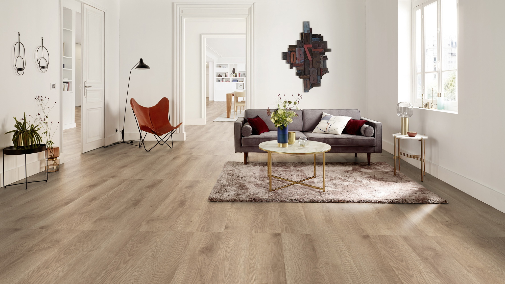 Milieubild Altbau-Wohnzimmer in Stadtwohnung - Tarkett Klebe-Vinyl iD Inspiration 55 CLASSICS Contemporary Oak Natural Milieubild Altbau-Wohnzimmer in Stadtwohnung - Tarkett 24513019