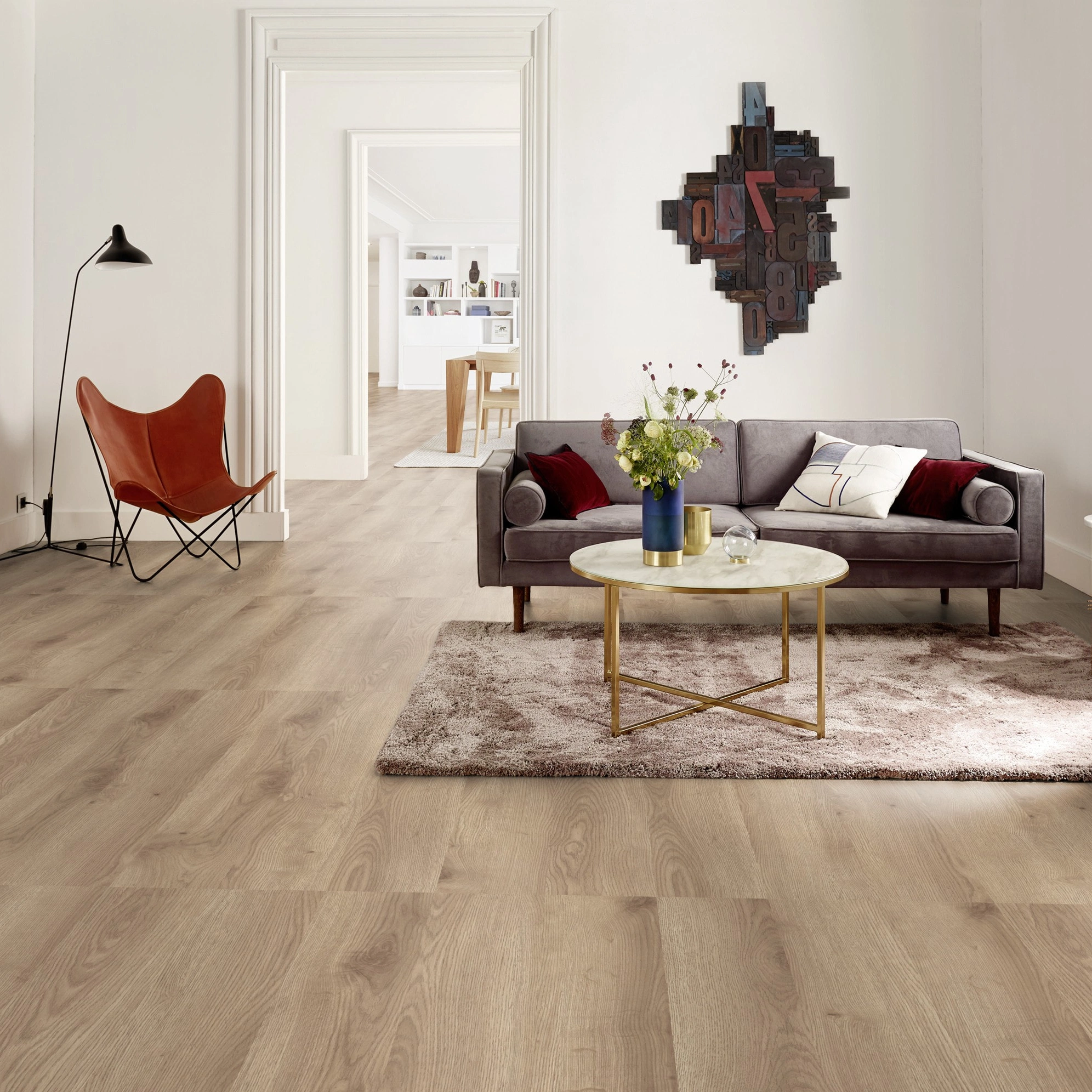 Milieubild Altbau-Wohnzimmer in Stadtwohnung - Tarkett Klebe-Vinyl iD Inspiration 55 CLASSICS Contemporary Oak Natural Milieubild Altbau-Wohnzimmer in Stadtwohnung - Tarkett 24513019