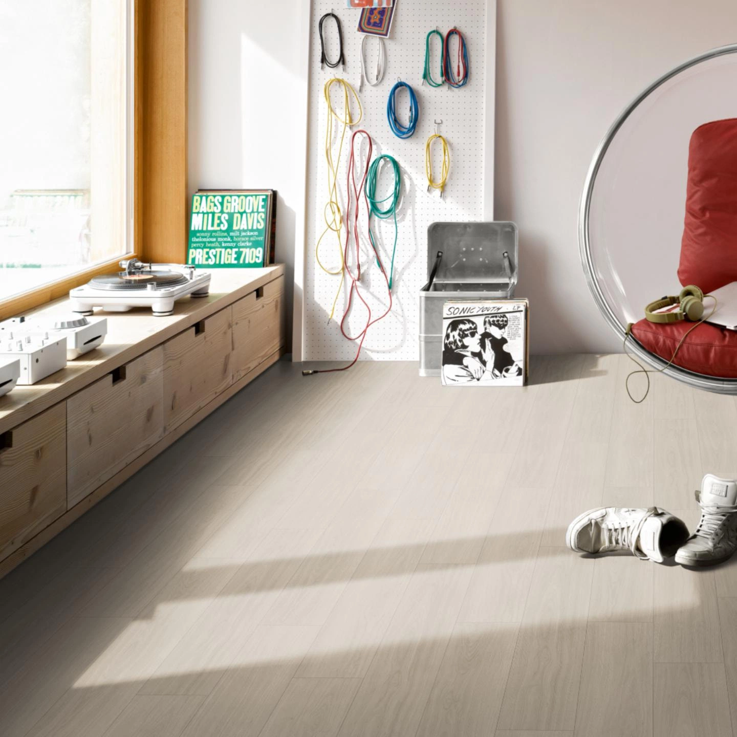 Milieubild Musikzimmer mit Plattenspieler - Parador HDF Klick-Designboden Modular ONE Eiche Artemis pearl Milieubild Musikzimmer mit Plattenspieler - Parador 1748718