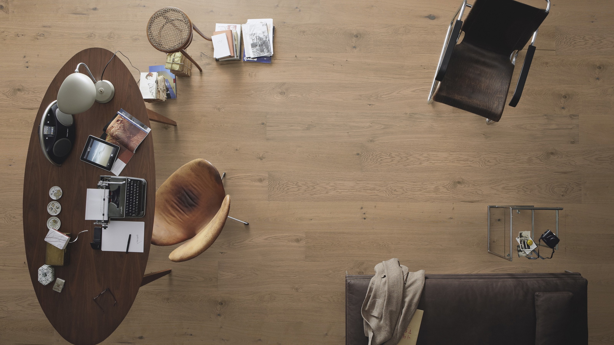 Milieubild Büro mit ovalem Tisch - Draufsicht - MEISTER Furnierboden HD 100 Natureflex Eiche auth greige pure Milieubild Büro mit ovalem Tisch - Draufsicht - MEISTER 500139-2200210-20018