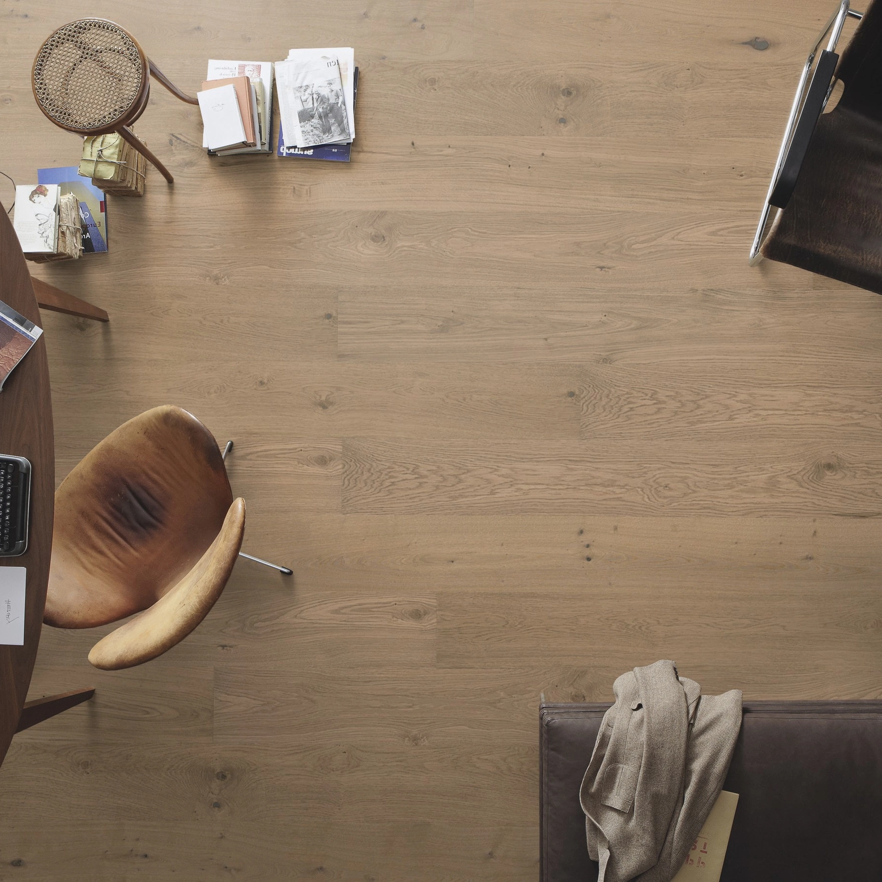 Milieubild Büro mit ovalem Tisch - Draufsicht - MEISTER Furnierboden HD 100 Natureflex Eiche auth greige pure Milieubild Büro mit ovalem Tisch - Draufsicht - MEISTER 500139-2200210-20018