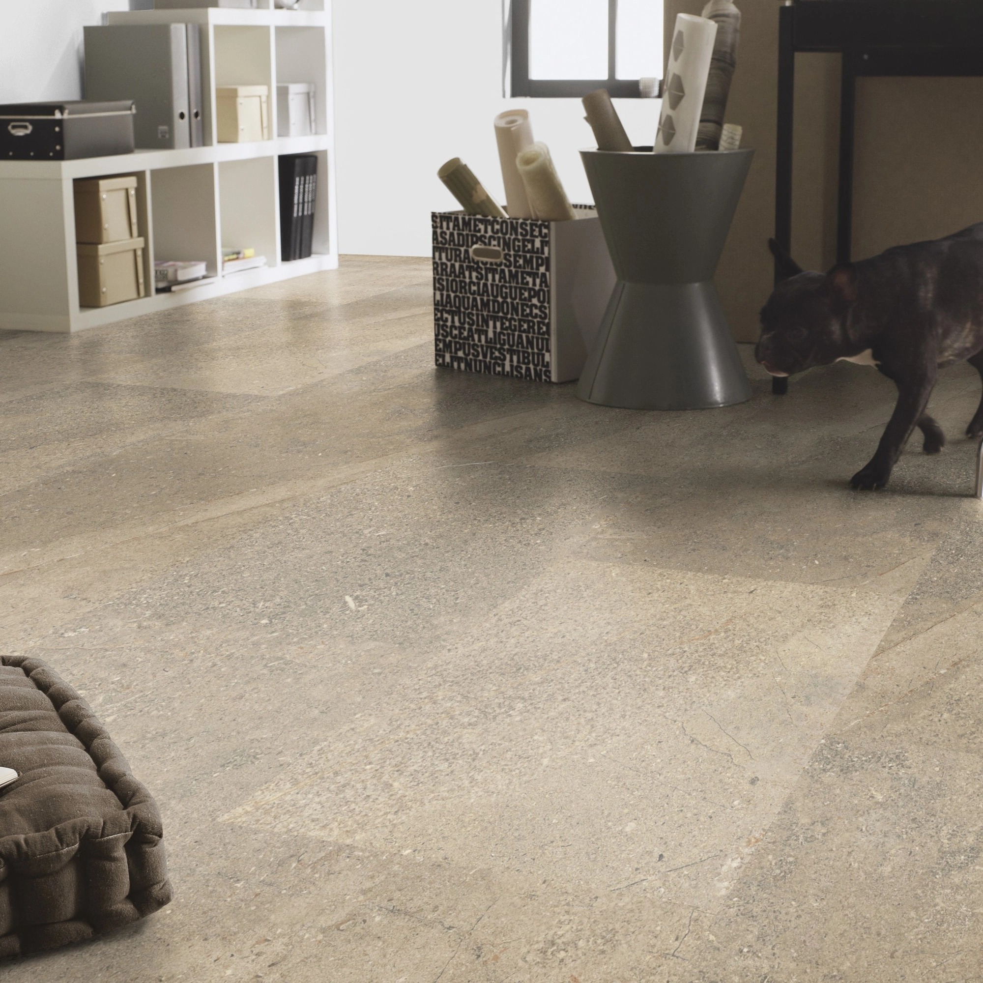 Milieubild Homeoffice mit Hund - Tarkett Rigid Klick-Vinyl iD Click Ultimate 70 NATURALS Sediment Beige Milieubild Homeoffice mit Hund - Tarkett 260008037
