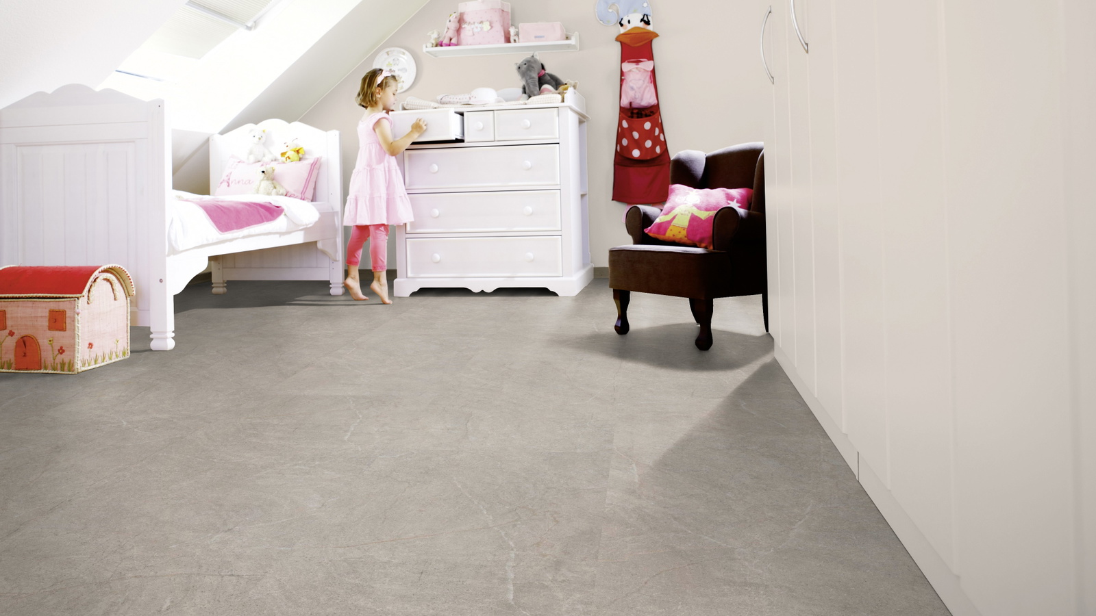 Milieubild Kinderzimmer mit weißer Kommode - wineo PL15410SXL