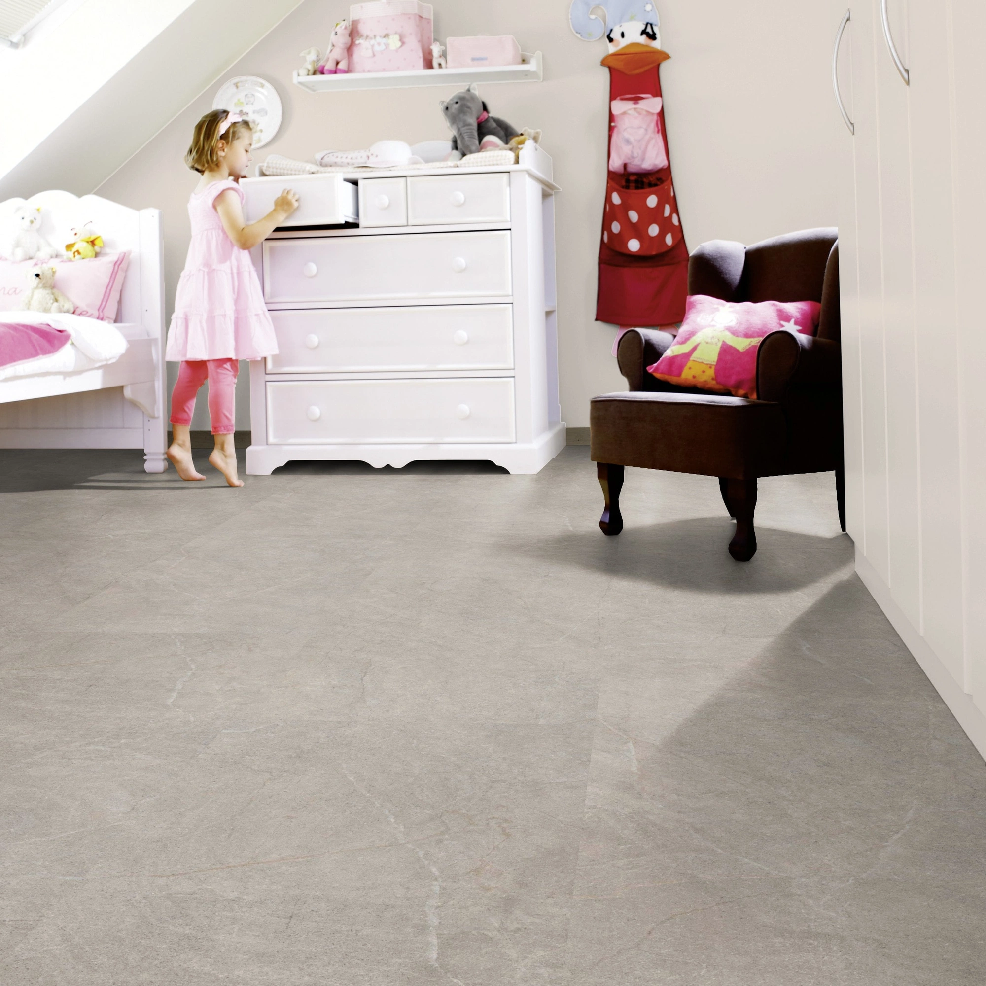 Milieubild Kinderzimmer mit weißer Kommode - wineo Klebe-Bioboden PURLINE wineo 1500 stone XL Serene Marble Nature Milieubild Kinderzimmer mit weißer Kommode - wineo PL15410SXL