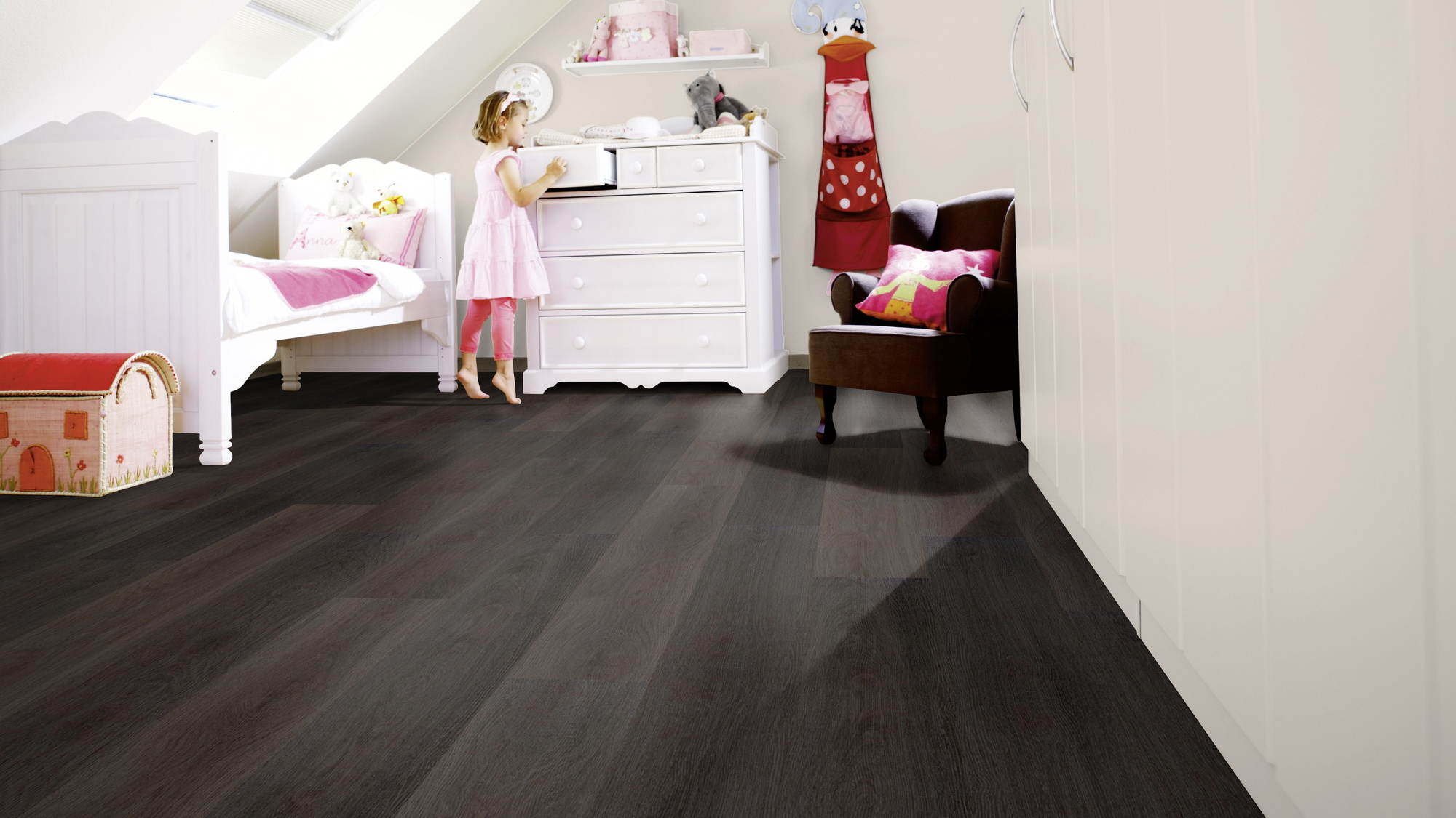 Milieubild Kinderzimmer mit weißer Kommode - wineo PL304R