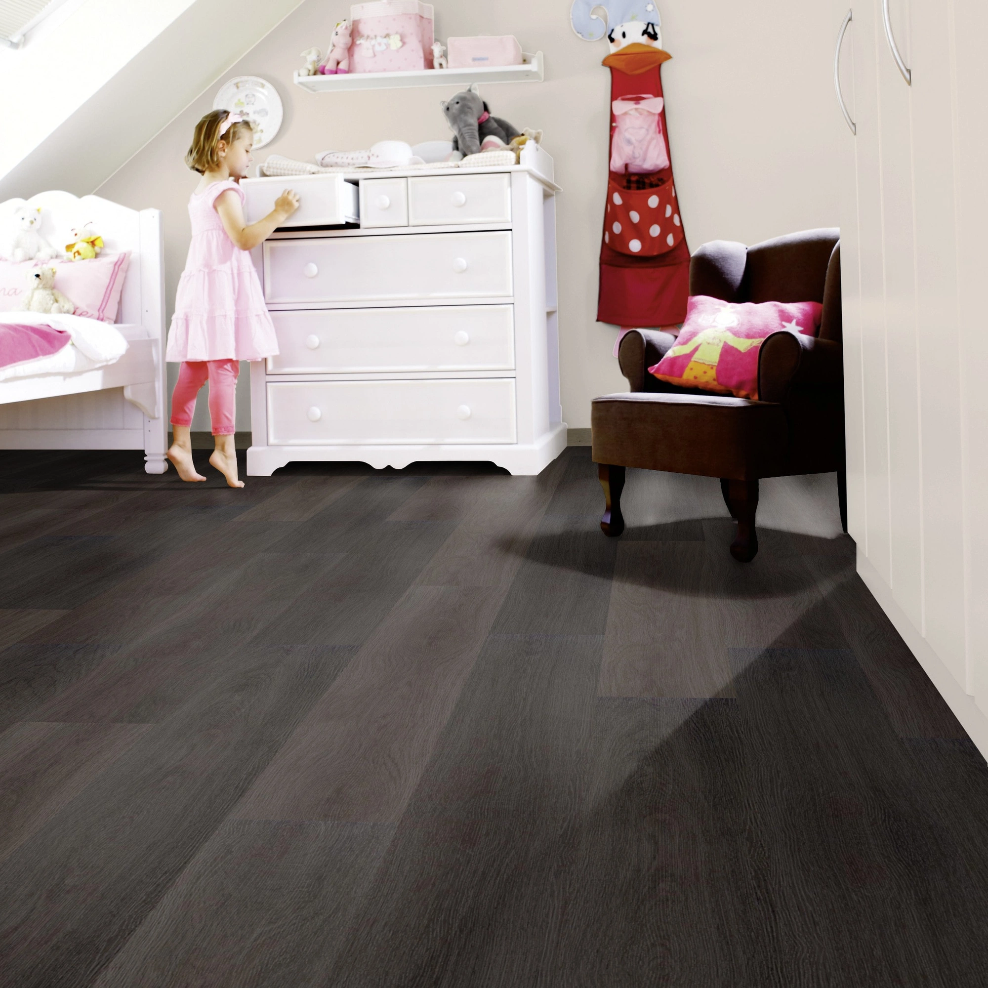 Milieubild Kinderzimmer mit weißer Kommode - wineo Klebe-Bioboden PURLINE wineo 1000 wood L Soft Oak Pepper Milieubild Kinderzimmer mit weißer Kommode - wineo PL304R