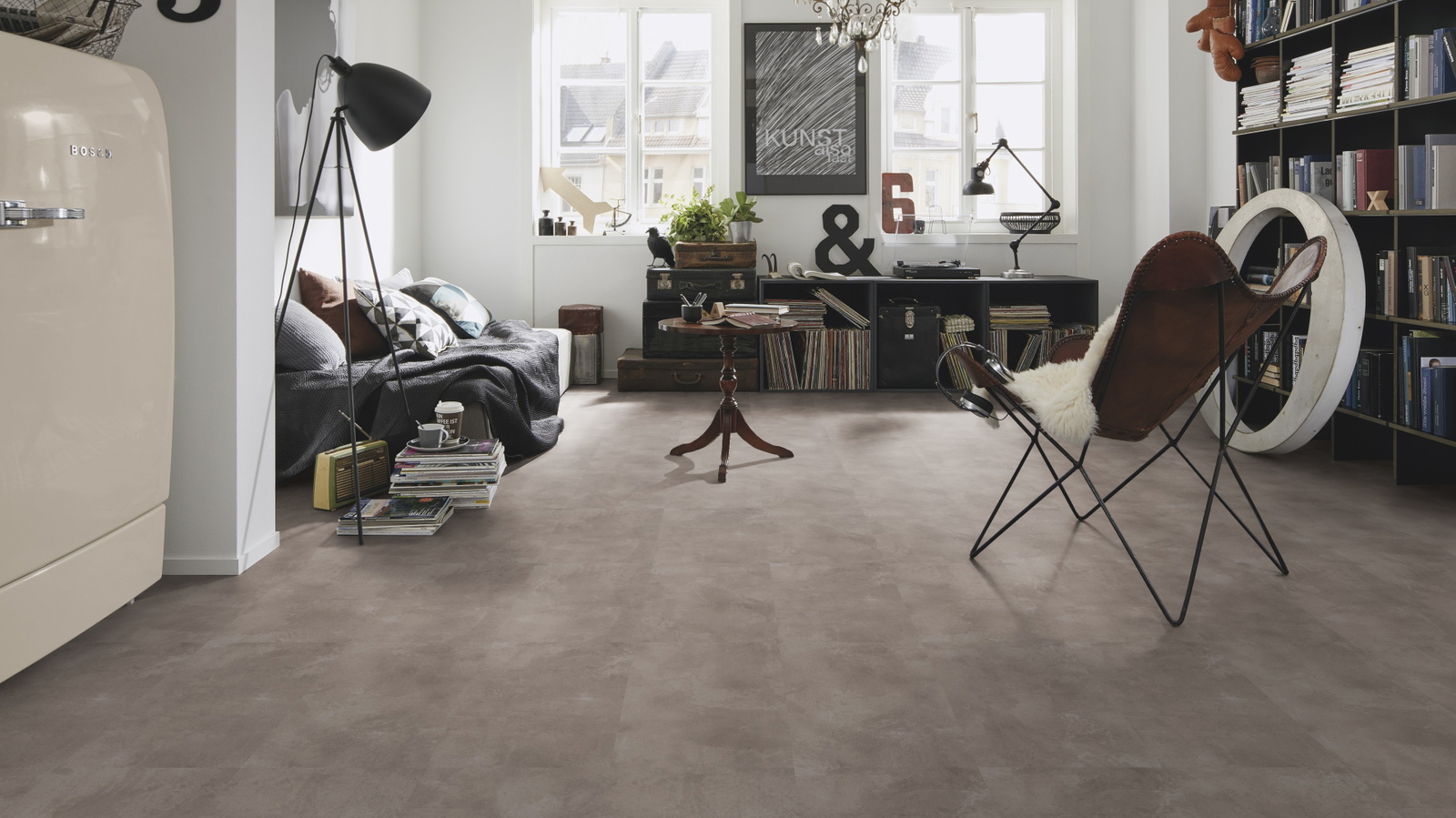 Milieubild Kompaktes Wohnzimmer mit Bücherregal - wineo PLC318R