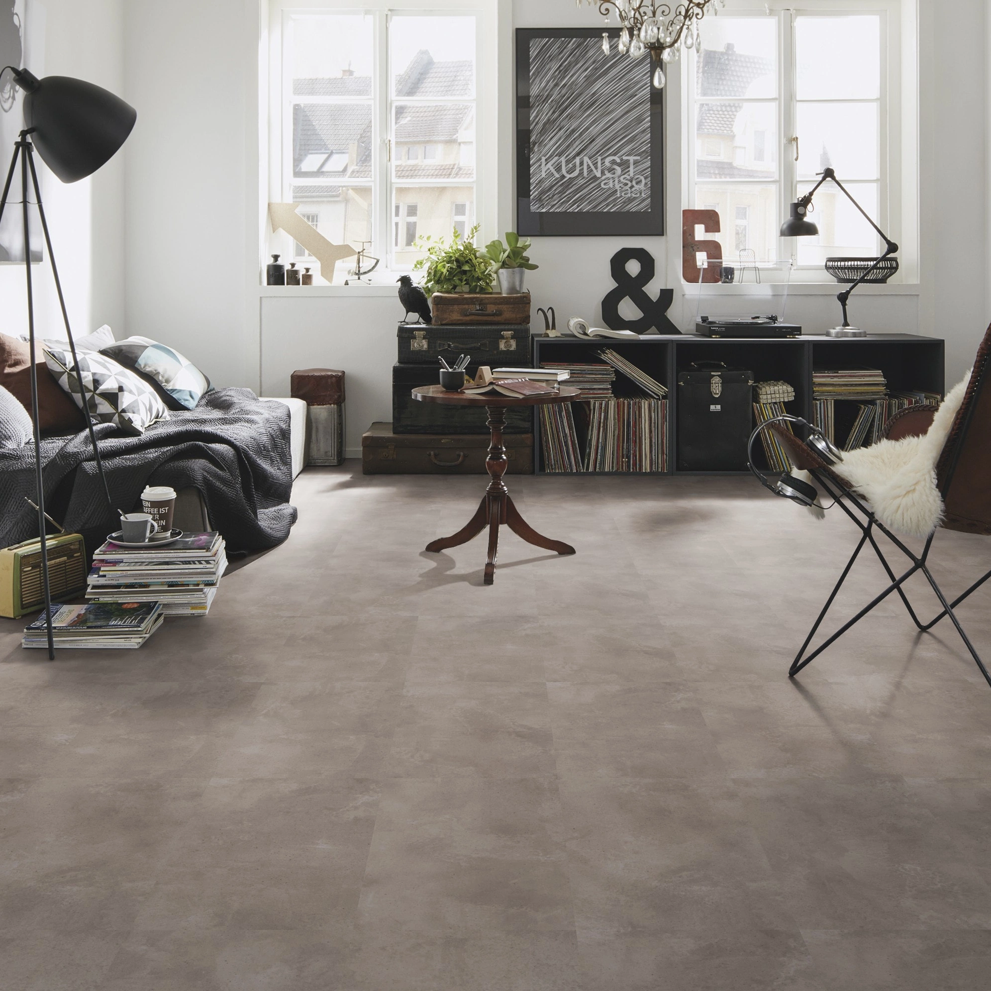 Milieubild Kompaktes Wohnzimmer mit Bücherregal - wineo Klick-Bioboden PURLINE wineo 1000 stone L Urban Concrete Smoke Milieubild Kompaktes Wohnzimmer mit Bücherregal - wineo PLC318R