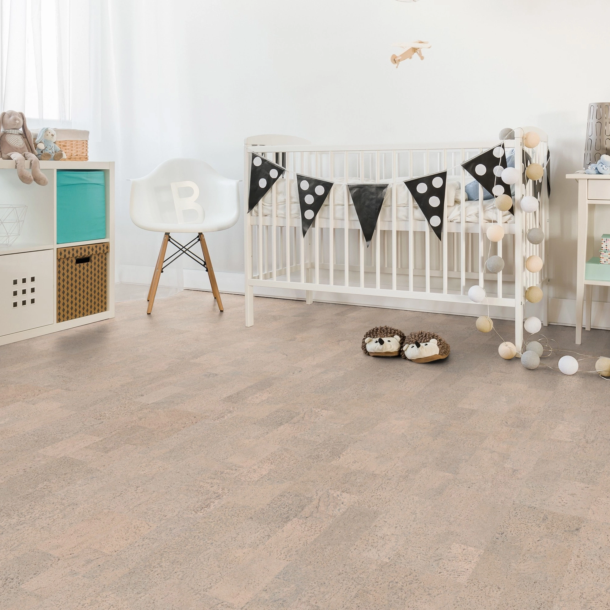 Milieubild Kinderzimmer mit weißer Krippe - Wicanders Wise HDF Klick-Korkboden cork Essence Identity Timide Milieubild Kinderzimmer mit weißer Krippe - Wicanders Wise 80001651