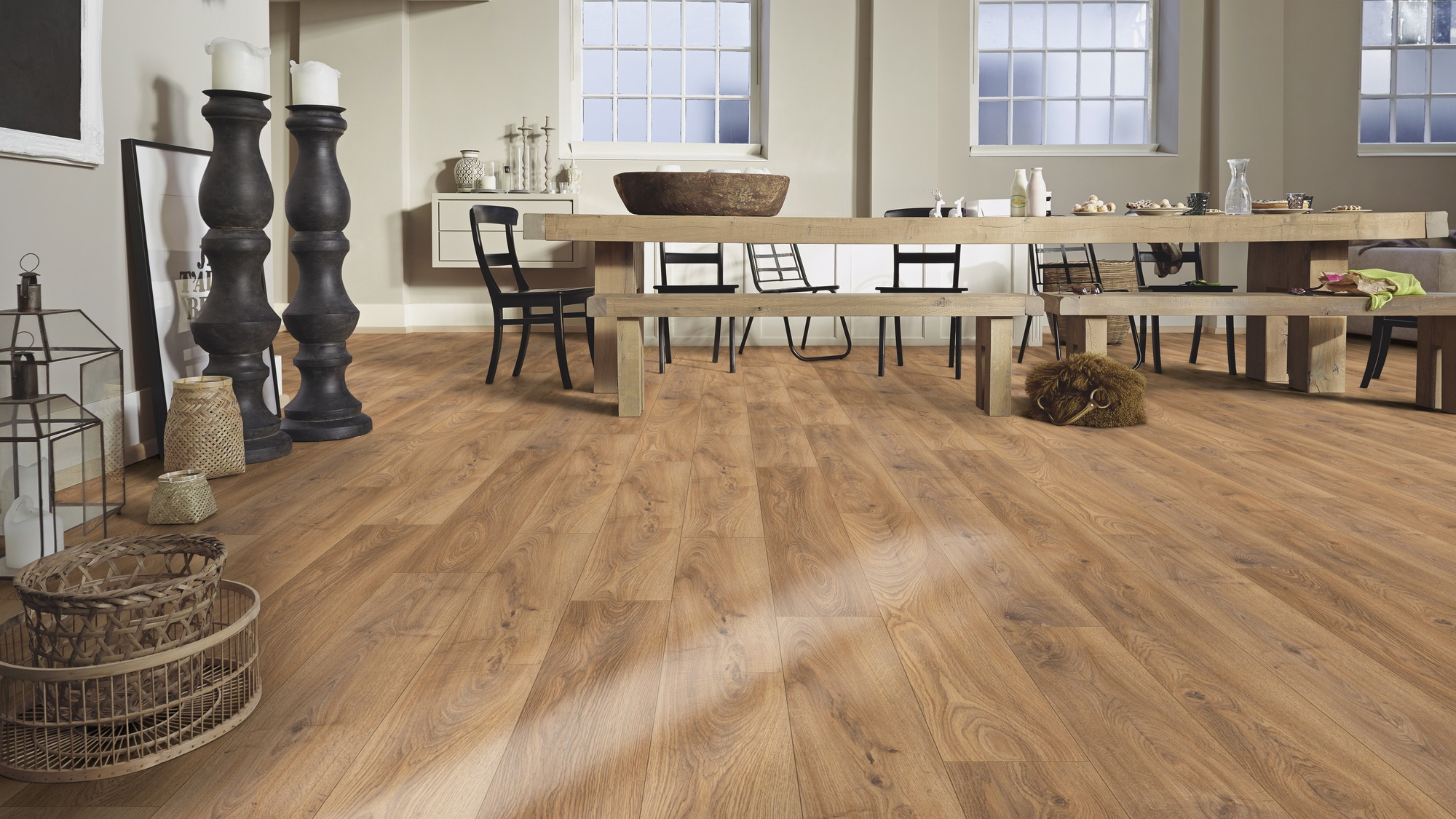 Milieubild Esszimmer mit großem Tisch - Meister Laminat LD 150 Eiche Hazelbrook Milieubild Esszimmer mit großem Tisch - Meister 600017-1288198-07013