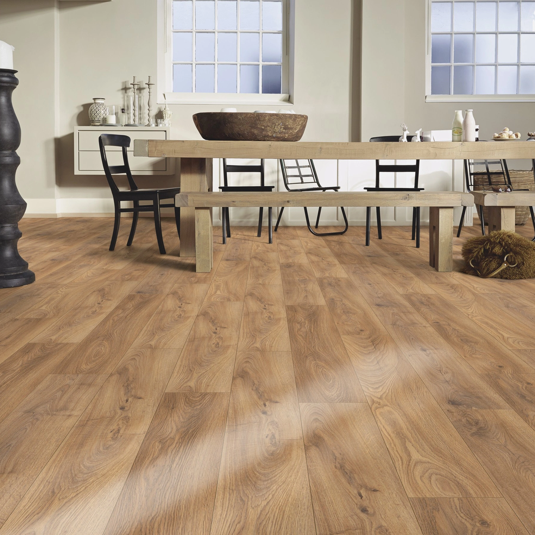 Milieubild Esszimmer mit großem Tisch - Meister Laminat LD 150 Eiche Hazelbrook Milieubild Esszimmer mit großem Tisch - Meister 600017-1288198-07013