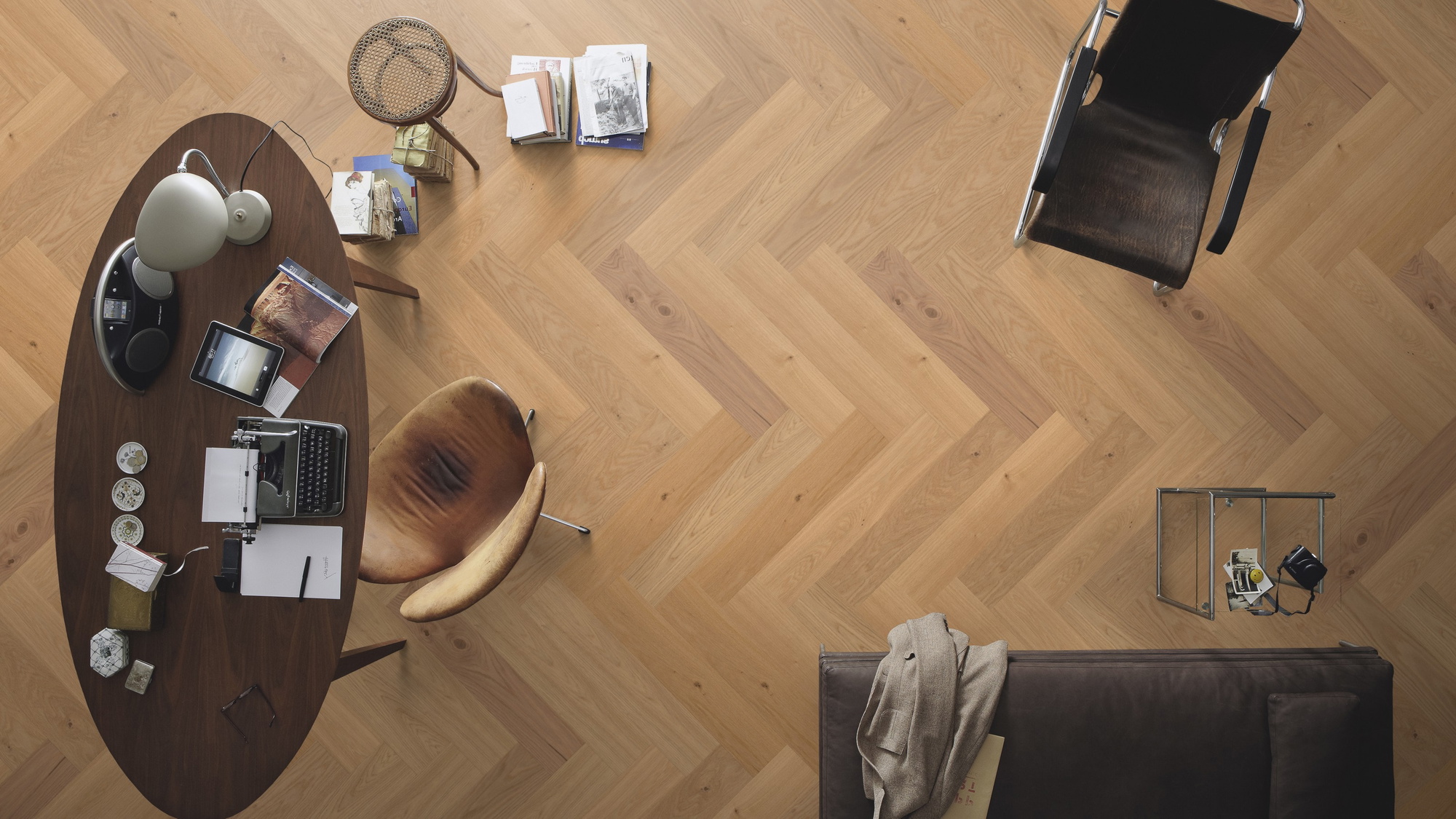 Milieubild Büro mit ovalem Tisch - Draufsicht - MEISTER Holzboden HS 500 Lindura Eiche classic Milieubild Büro mit ovalem Tisch - Draufsicht - MEISTER 500010-0700140-08925