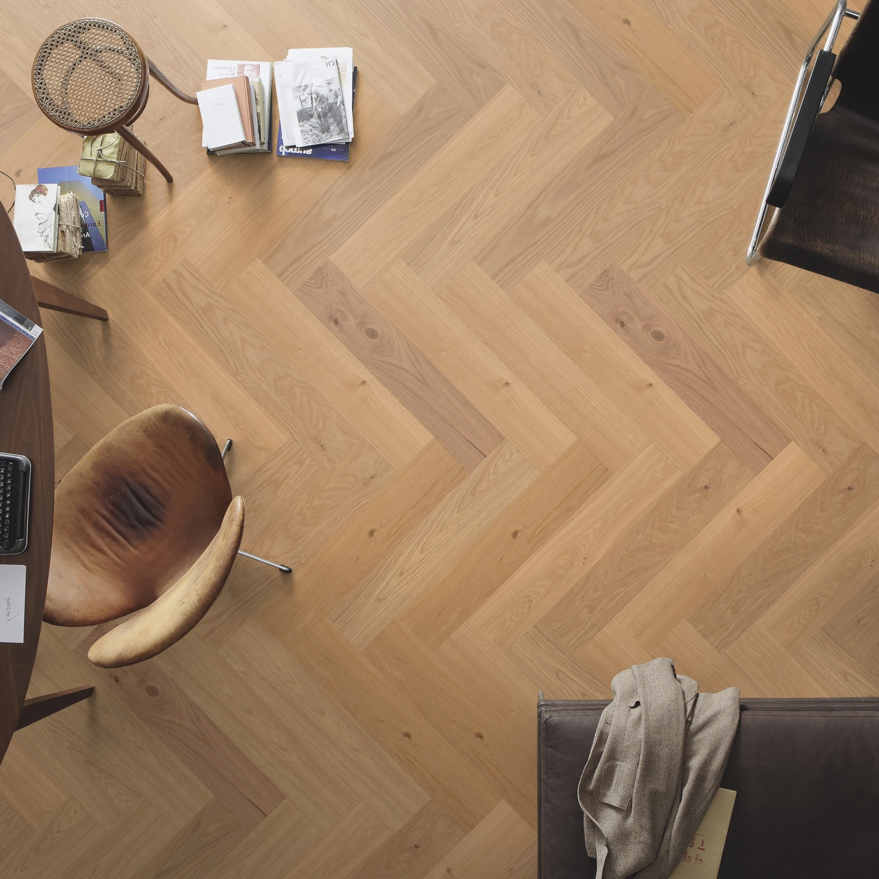 Milieubild Büro mit ovalem Tisch - Draufsicht - MEISTER Holzboden HS 500 Lindura Eiche classic Milieubild Büro mit ovalem Tisch - Draufsicht - MEISTER 500010-0700140-08925