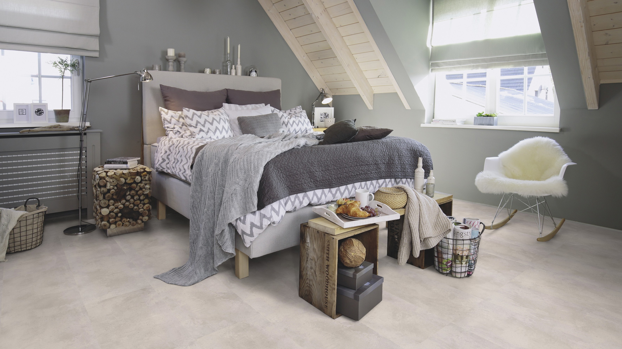 Milieubild Schlafzimmer im modernen Dachgeschoss - wineo Klick-Bioboden PURLINE wineo 1000 stone L Urban Concrete Light Milieubild Schlafzimmer im modernen Dachgeschoss - wineo PLC317R