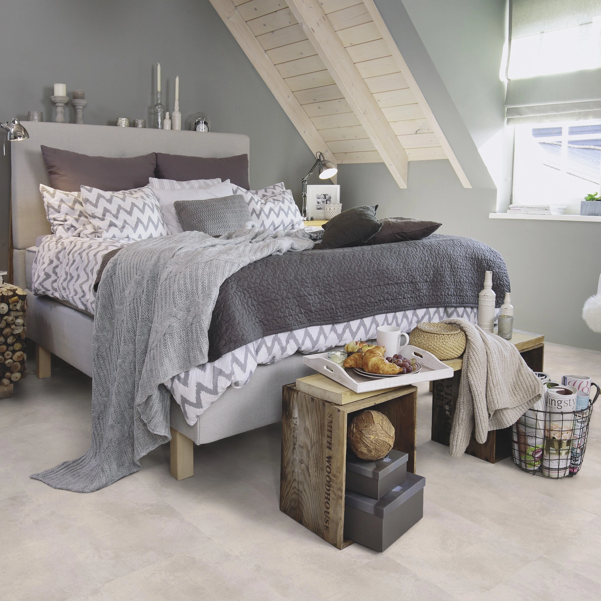 Milieubild Schlafzimmer im modernen Dachgeschoss - wineo Klick-Bioboden PURLINE wineo 1000 stone L Urban Concrete Light Milieubild Schlafzimmer im modernen Dachgeschoss - wineo PLC317R
