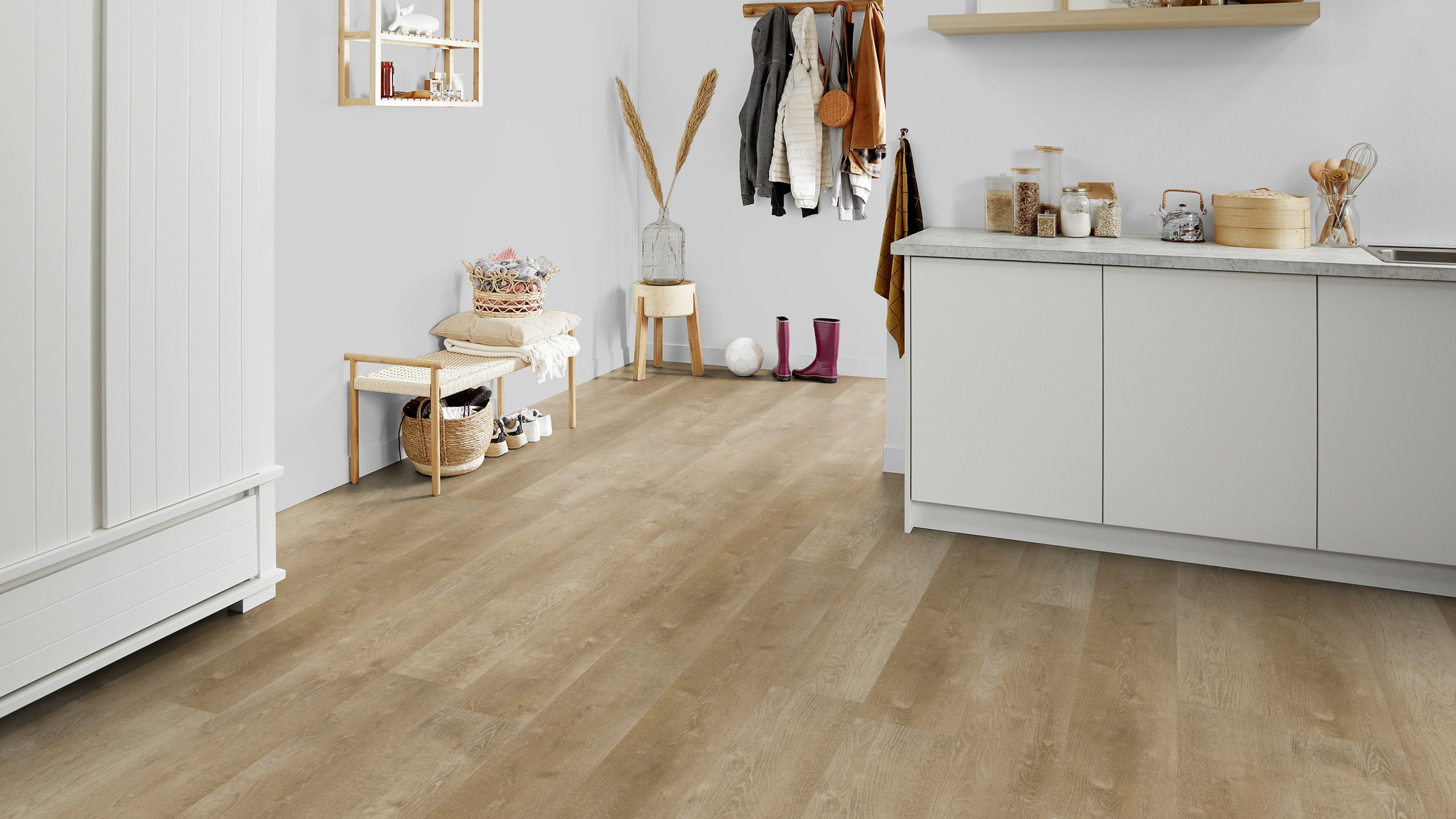 Milieubild Kompakte Küchenzeile im offenen Wohnbereich - Forbo Flooring Klebe-Vinyl Enduro Dryback Wood Natural Warm Oak Milieubild Kompakte Küchenzeile im offenen Wohnbereich - Forbo Flooring 217631
