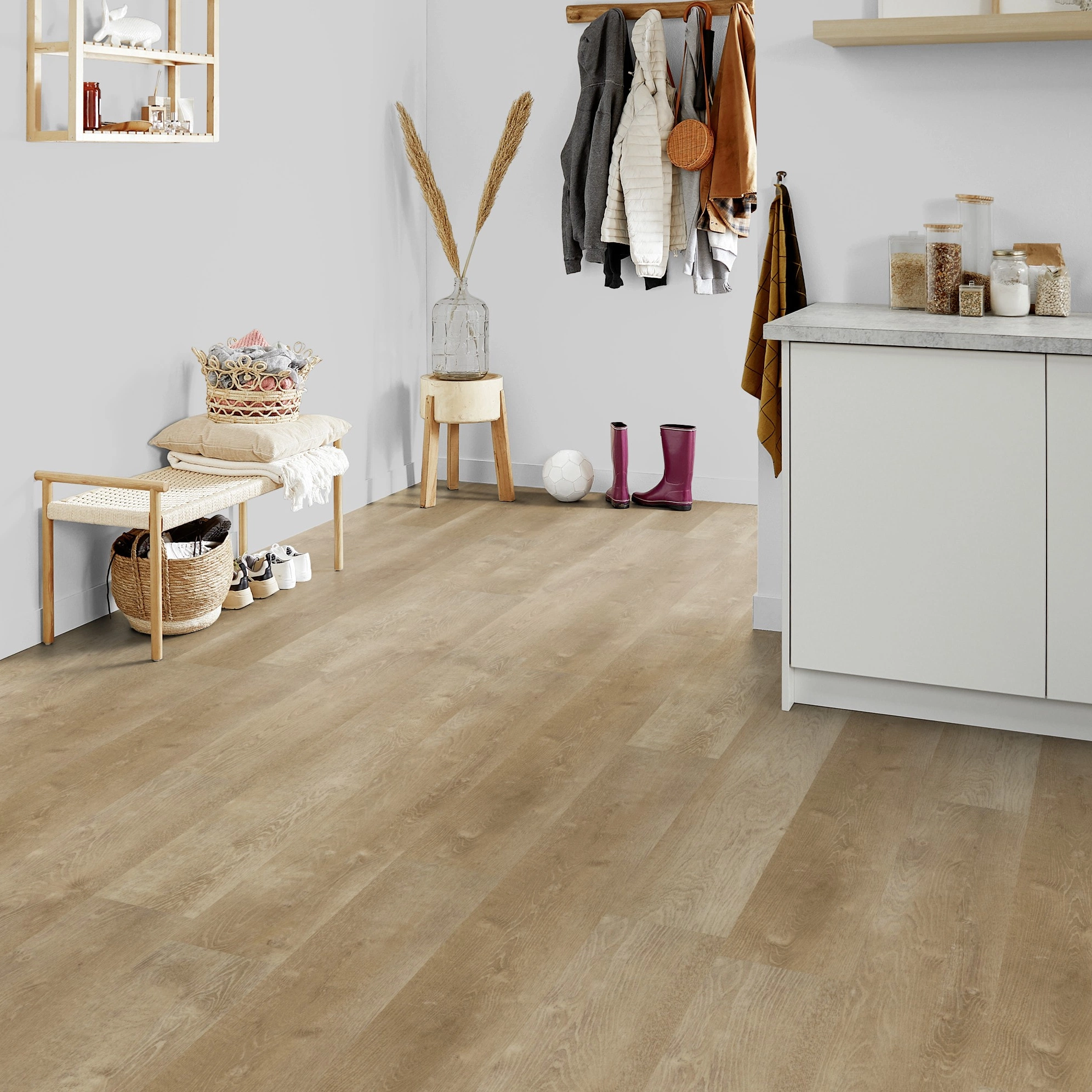 Milieubild Kompakte Küchenzeile im offenen Wohnbereich - Forbo Flooring Klebe-Vinyl Enduro Dryback Wood Natural Warm Oak Milieubild Kompakte Küchenzeile im offenen Wohnbereich - Forbo Flooring 217631