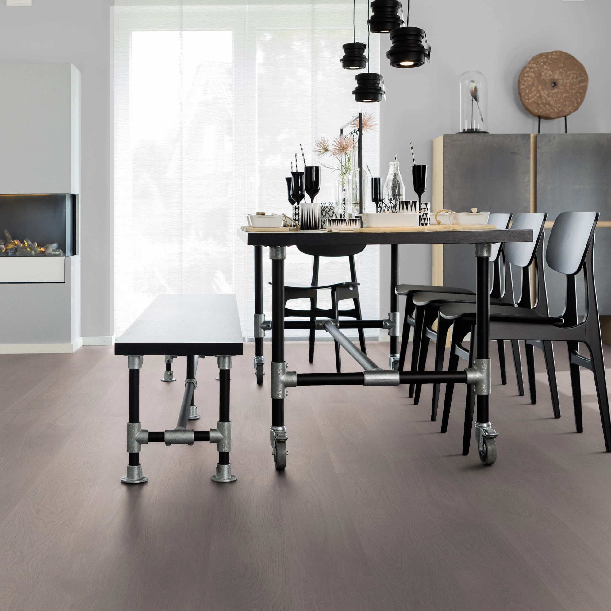 Milieubild Esszimmer mit Kamin - wineo HDF Klick-Bioboden PURLINE wineo 1000 wood L Soft Oak Silver Milieubild Esszimmer mit Kamin - wineo MLP302R