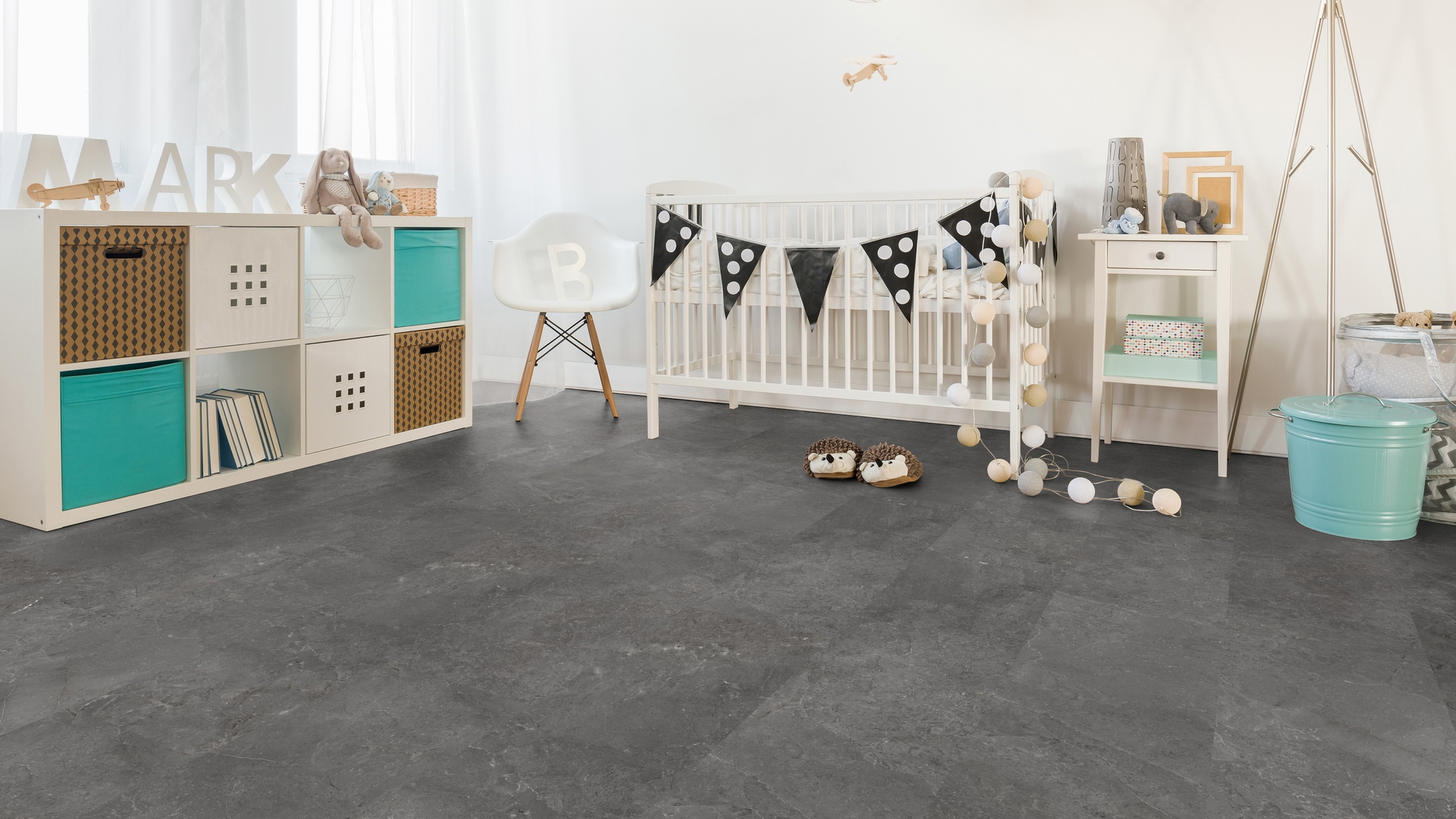Milieubild Kinderzimmer mit weißer Krippe - Wicanders Wise HDF Klick-Designboden stone Natural Minimal Stone Milieubild Kinderzimmer mit weißer Krippe - Wicanders Wise 80003892