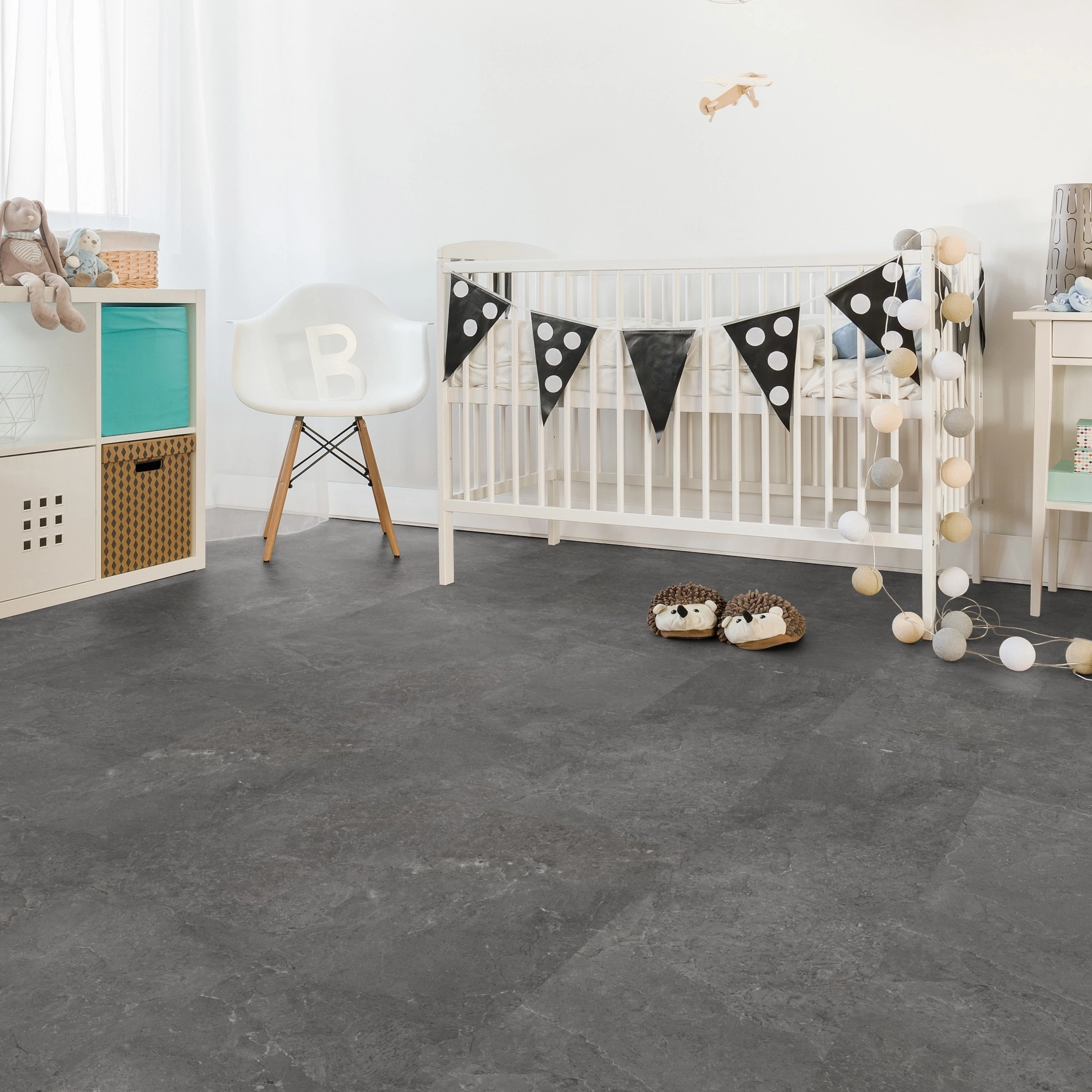 Milieubild Kinderzimmer mit weißer Krippe - Wicanders Wise HDF Klick-Designboden stone Natural Minimal Stone Milieubild Kinderzimmer mit weißer Krippe - Wicanders Wise 80003892