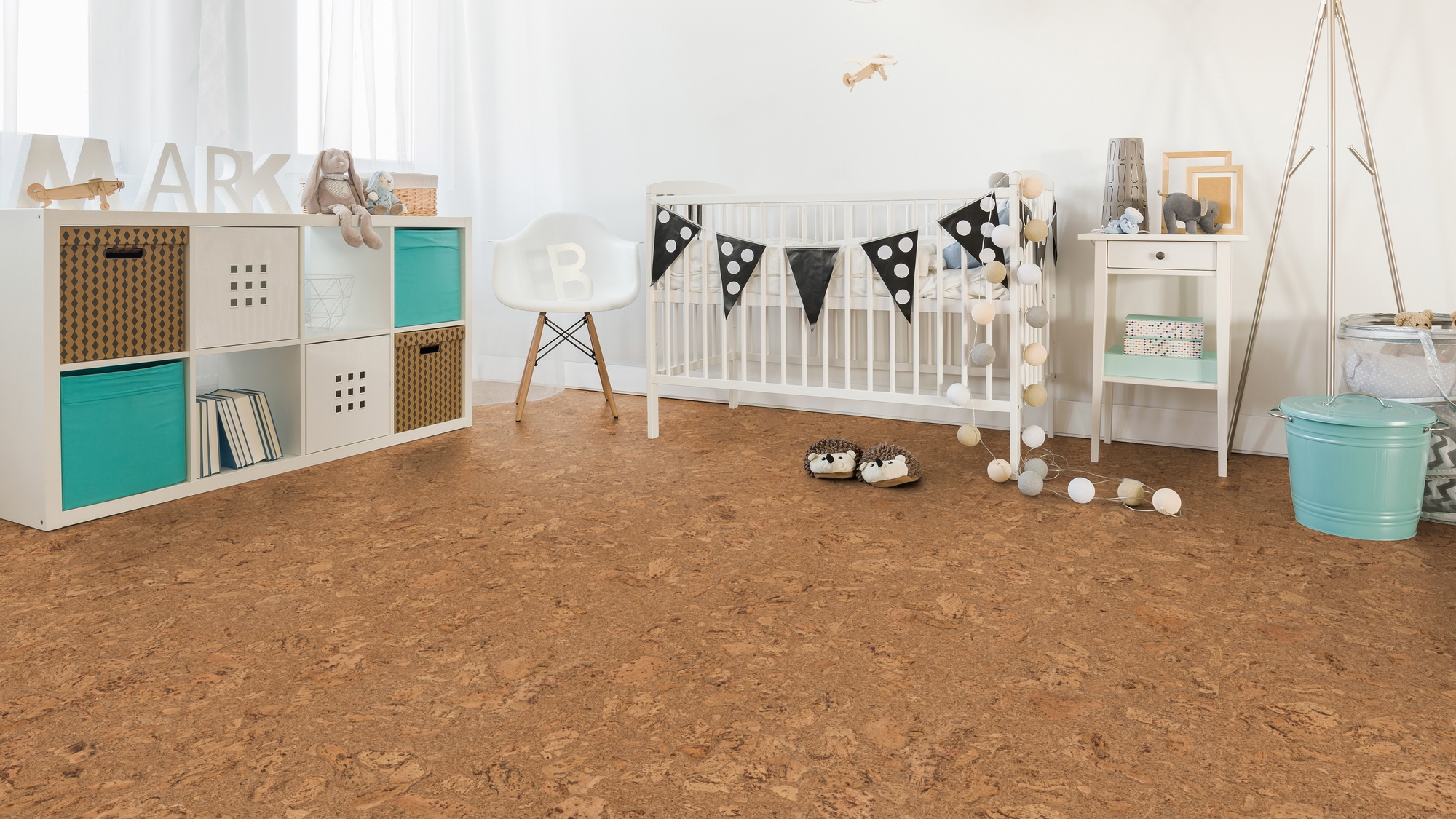 Milieubild Kinderzimmer mit weißer Krippe - Wicanders HDF Klick-Korkboden cork Essence Originals Dawn Milieubild Kinderzimmer mit weißer Krippe - Wicanders 80002244