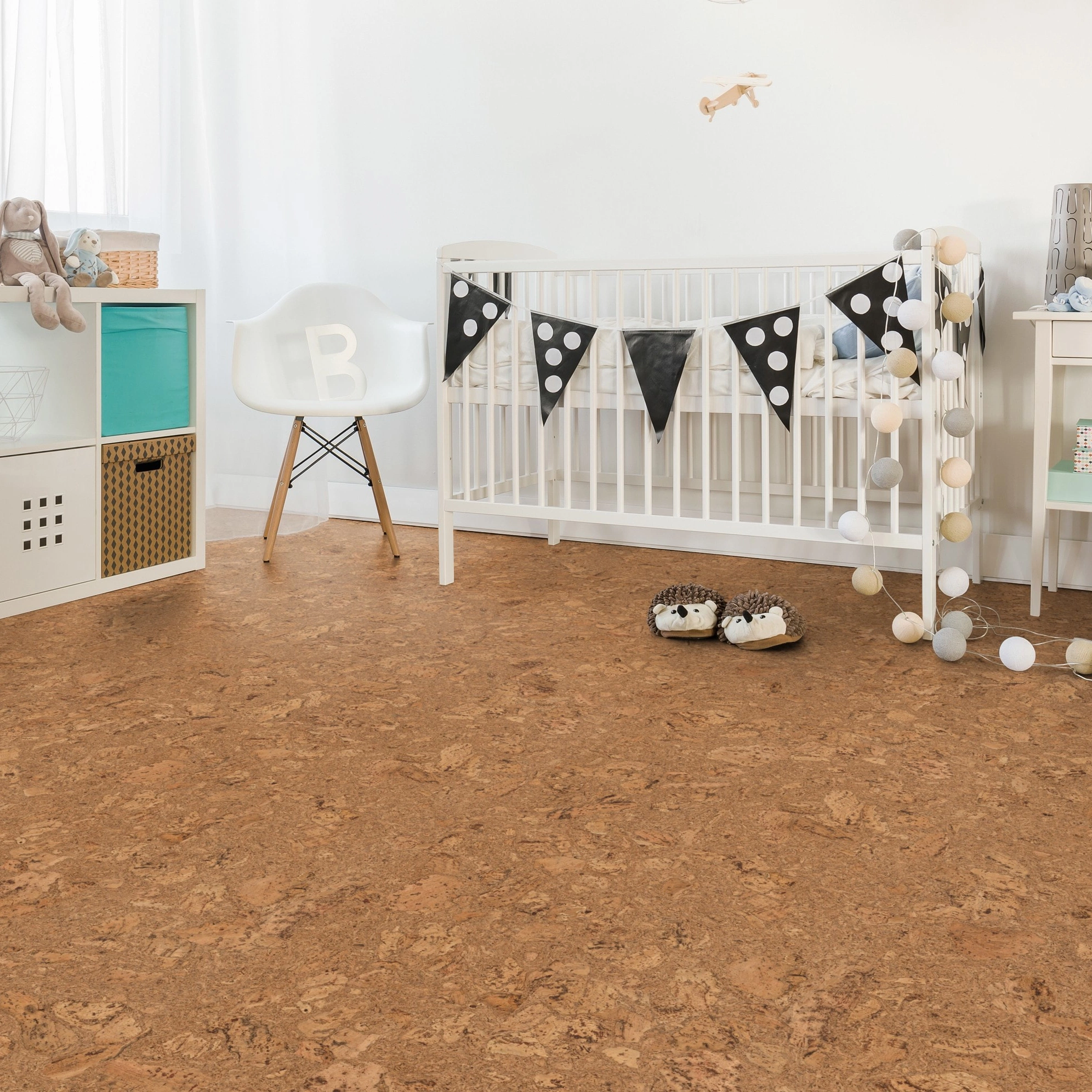 Milieubild Kinderzimmer mit weißer Krippe - Wicanders HDF Klick-Korkboden cork Essence Originals Dawn Milieubild Kinderzimmer mit weißer Krippe - Wicanders 80002244