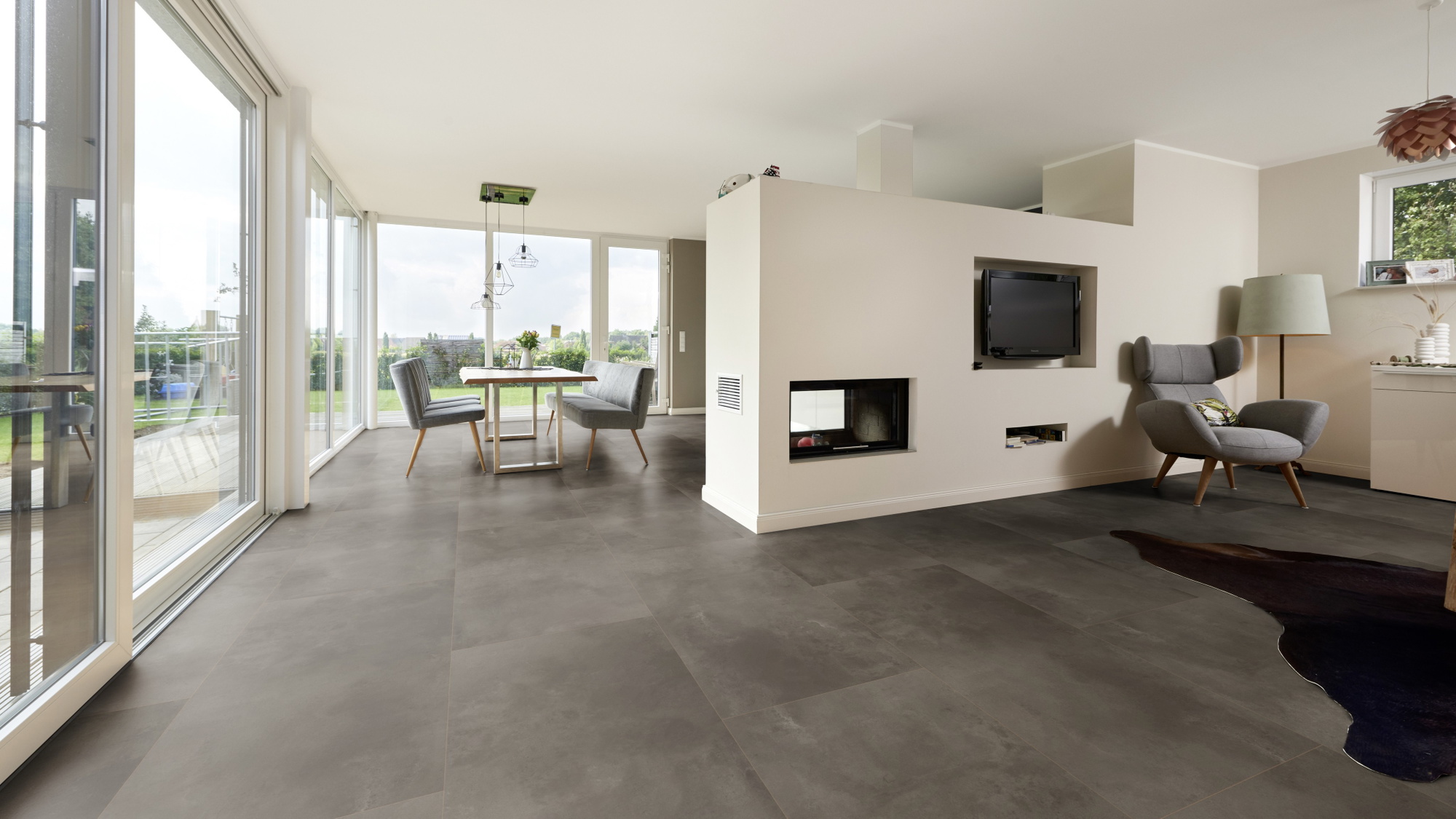 Milieubild Wohnzimmer mit Essbereich und Kamin - ter Hürne Klebe-Designboden Avatara Pro Stone Edition Stein Orion Milieubild Wohnzimmer mit Essbereich und Kamin - ter Hürne 1101270306