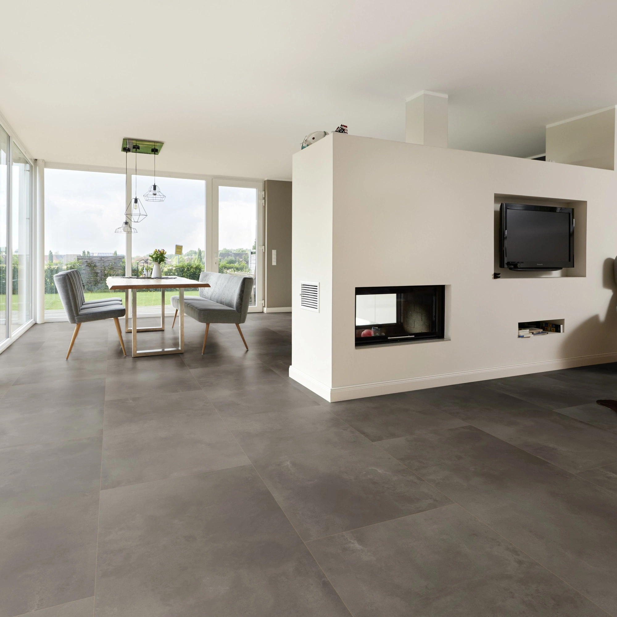 Milieubild Wohnzimmer mit Essbereich und Kamin - ter Hürne Klebe-Designboden Avatara Pro Stone Edition Stein Orion Milieubild Wohnzimmer mit Essbereich und Kamin - ter Hürne 1101270306