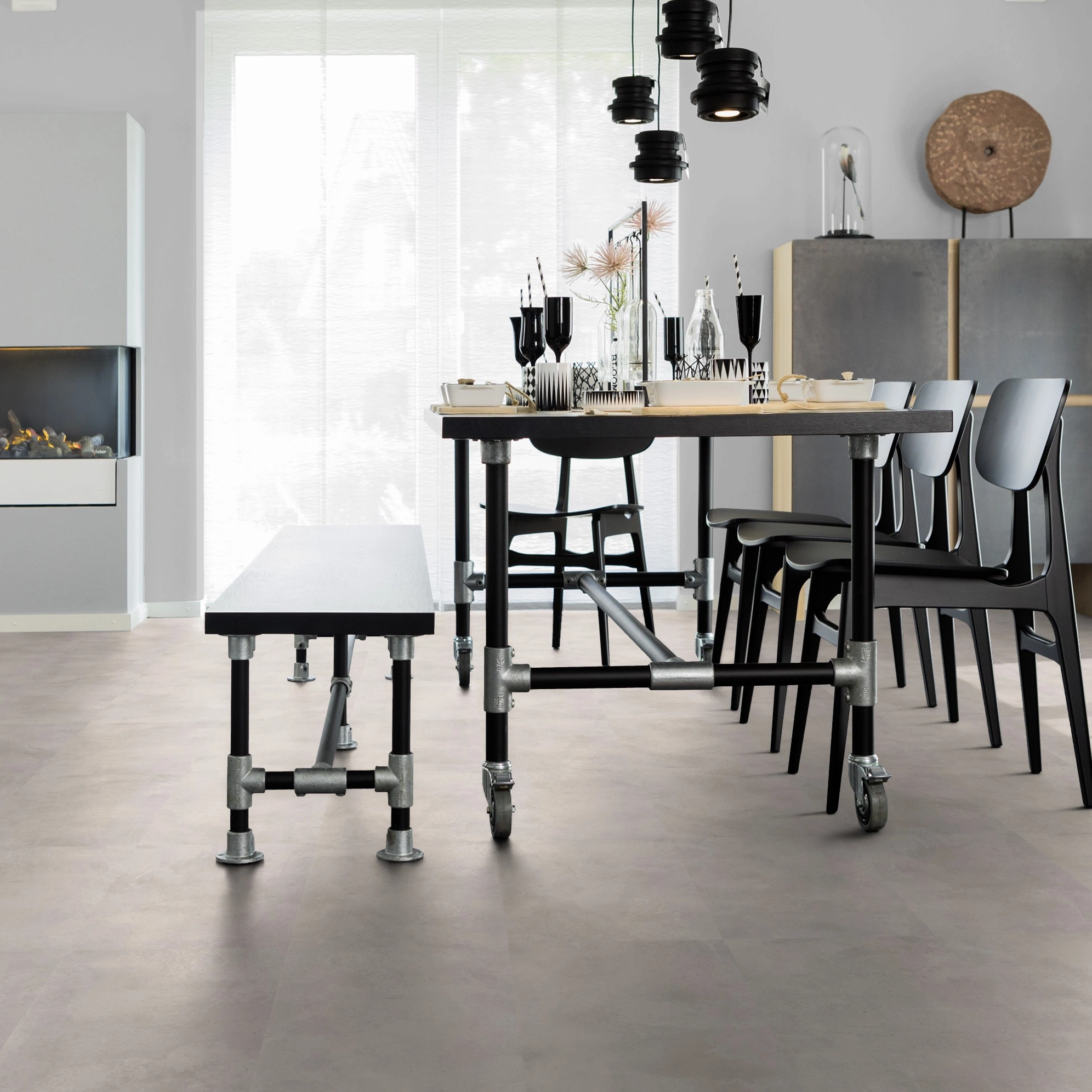 Milieubild Esszimmer mit Kamin - wineo HDF Klick-Bioboden PURLINE wineo 1000 stone L Urban Concrete Light Milieubild Esszimmer mit Kamin - wineo MLP317R