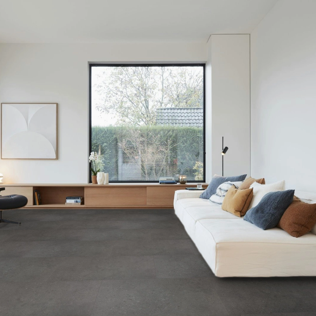 Milieubild Großräumiges Wohnzimmer mit Couch - BerryAlloc Klebe-Vinyl Zenn Gluedown 30 Rimini Milieubild Großräumiges Wohnzimmer mit Couch - BerryAlloc 60002227