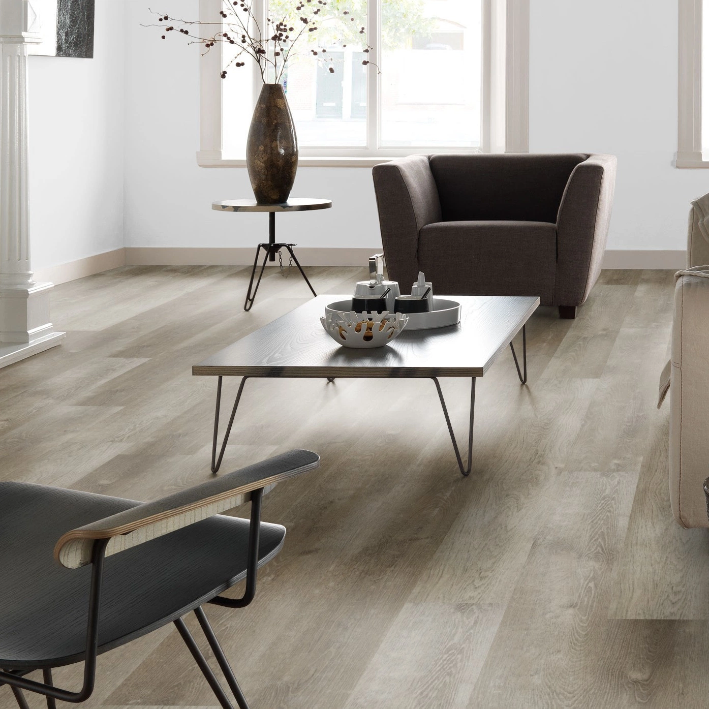 Milieubild Altbau-Wohnzimmer mit Kamin - Forbo Flooring Klebe-Vinyl Enduro Dryback Wood Natural Grey Oak Milieubild Altbau-Wohnzimmer mit Kamin - Forbo Flooring 217632