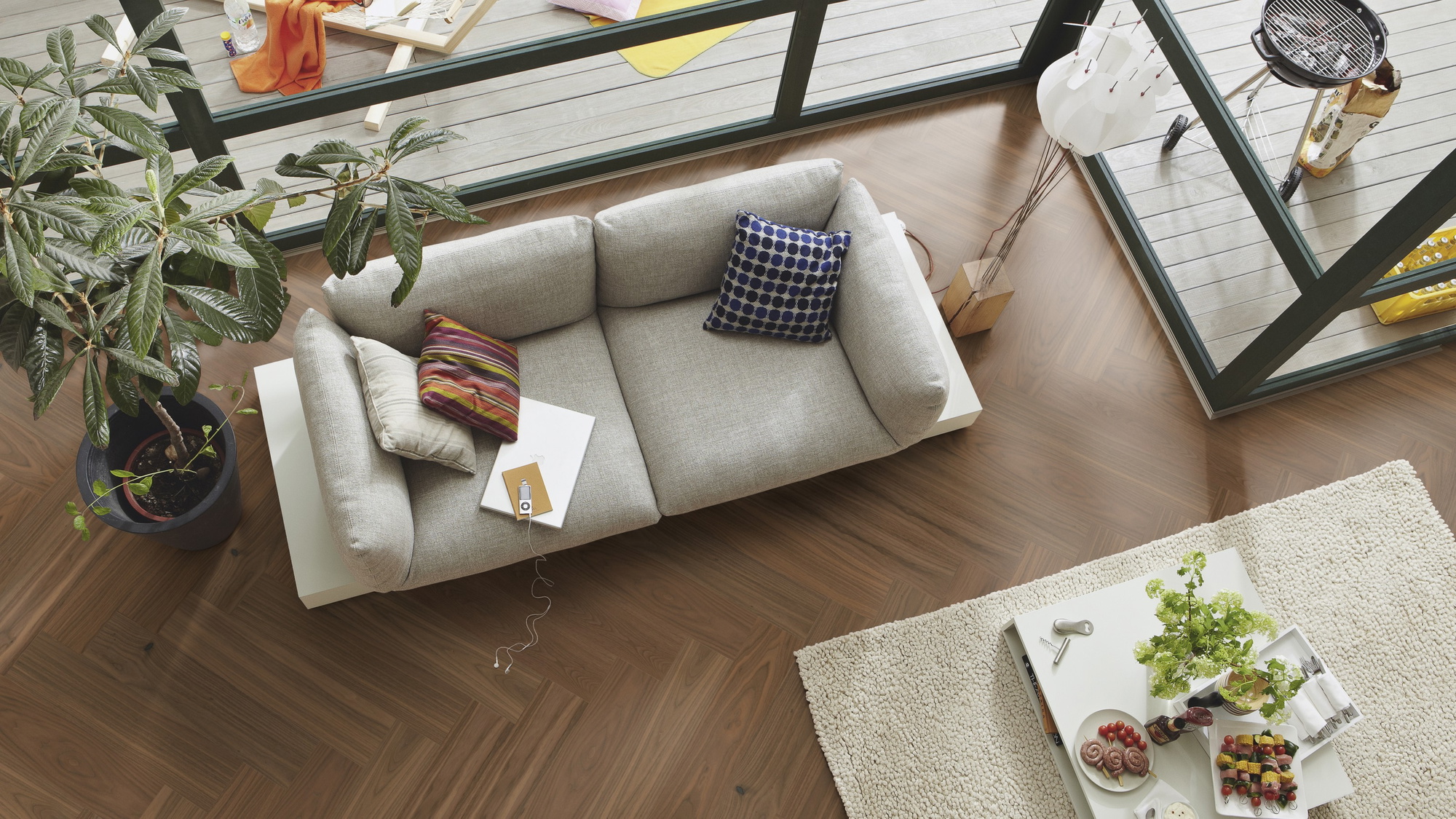 Milieubild Wohnzimmer im Wintergarten - Blick von oben - MEISTER Holzboden HS 500 Lindura Nussbaum amerikanisch classic Milieubild Wohnzimmer im Wintergarten - Blick von oben - MEISTER 500010-0700140-08924